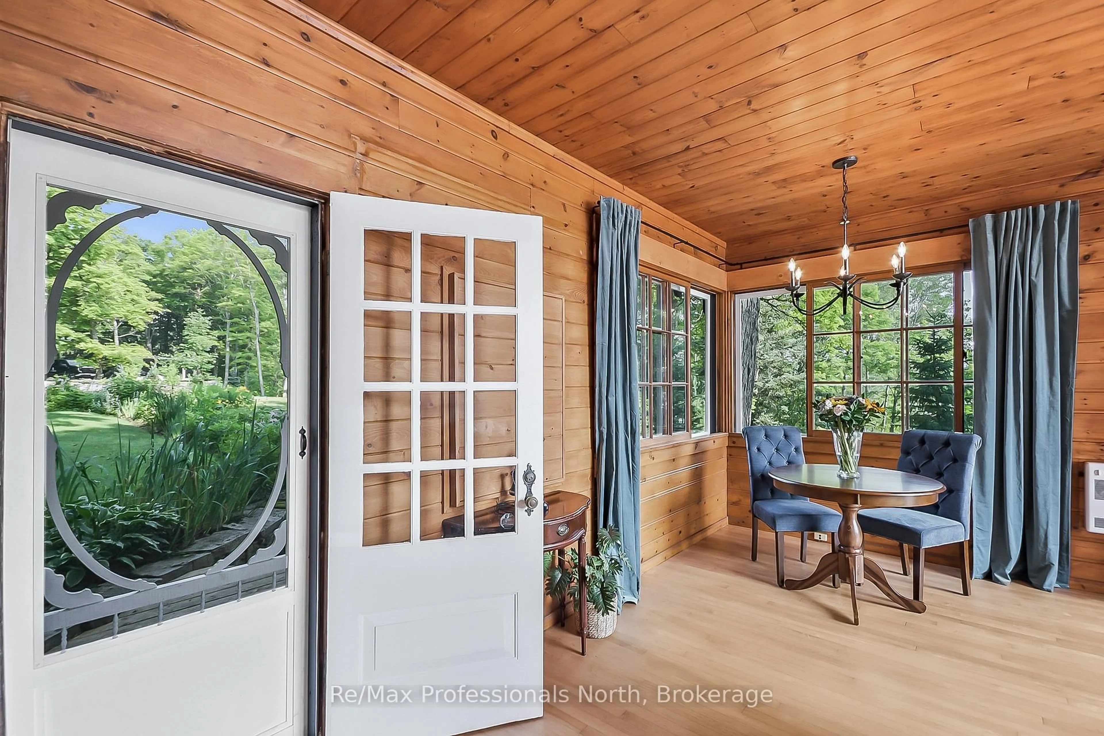 Indoor entryway for 95 PEN LAKE POINT Rd, Huntsville Ontario P1H 1A9