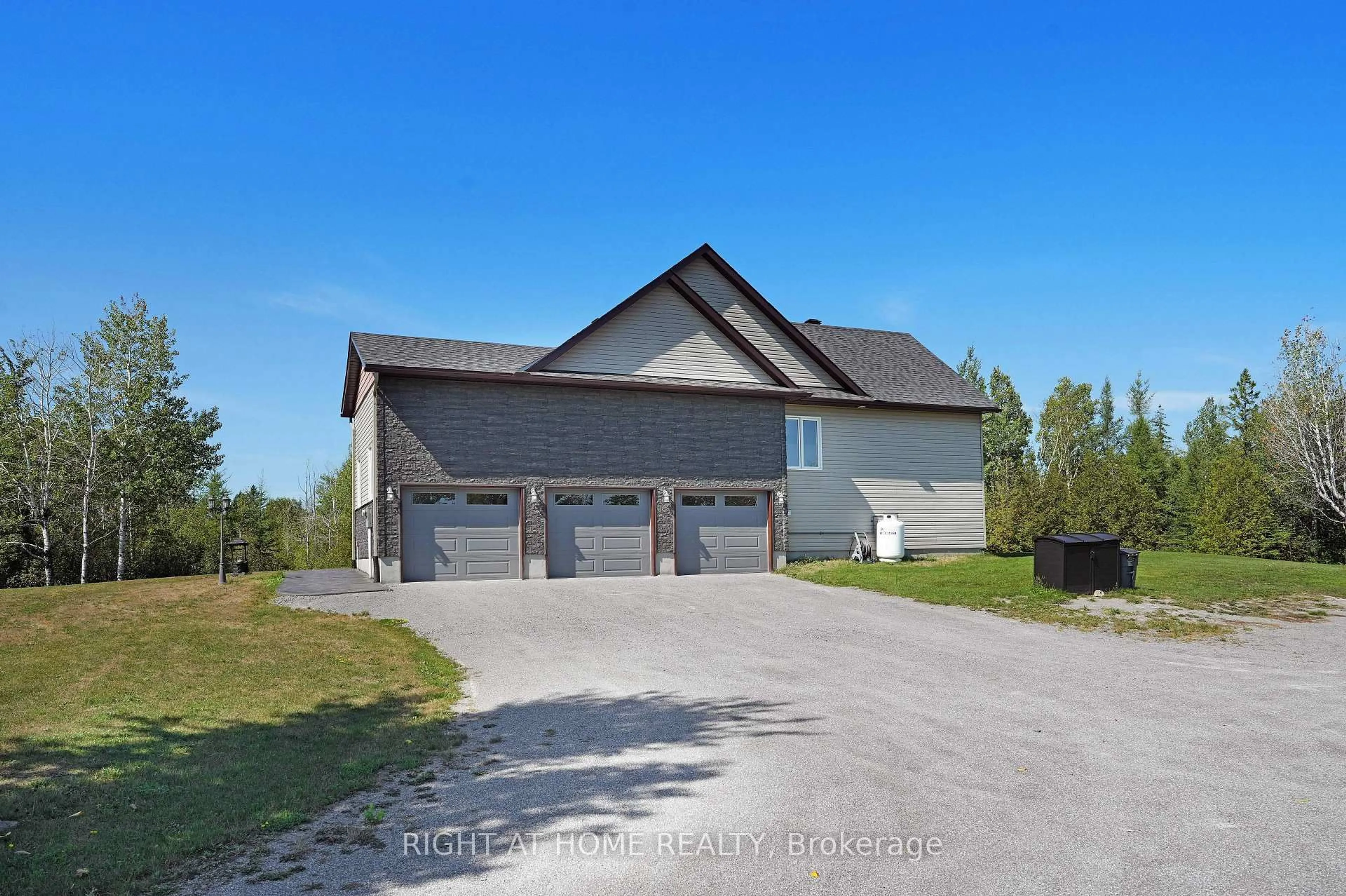 Indoor garage for 8833 Copeland Rd, Ashton Ontario K0A 1B0