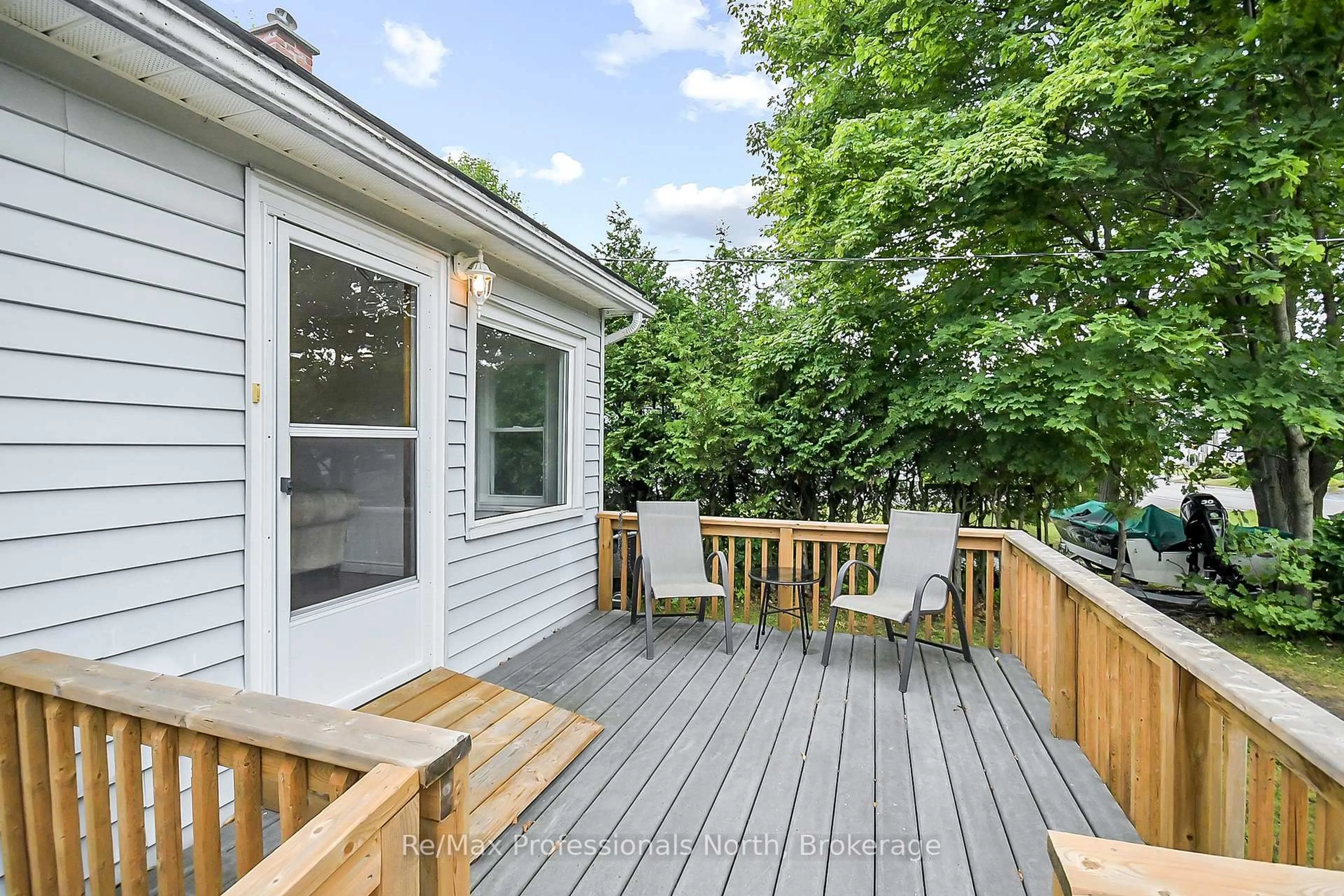 Patio, street for 655 MARY St, Gravenhurst Ontario P1P 1E8