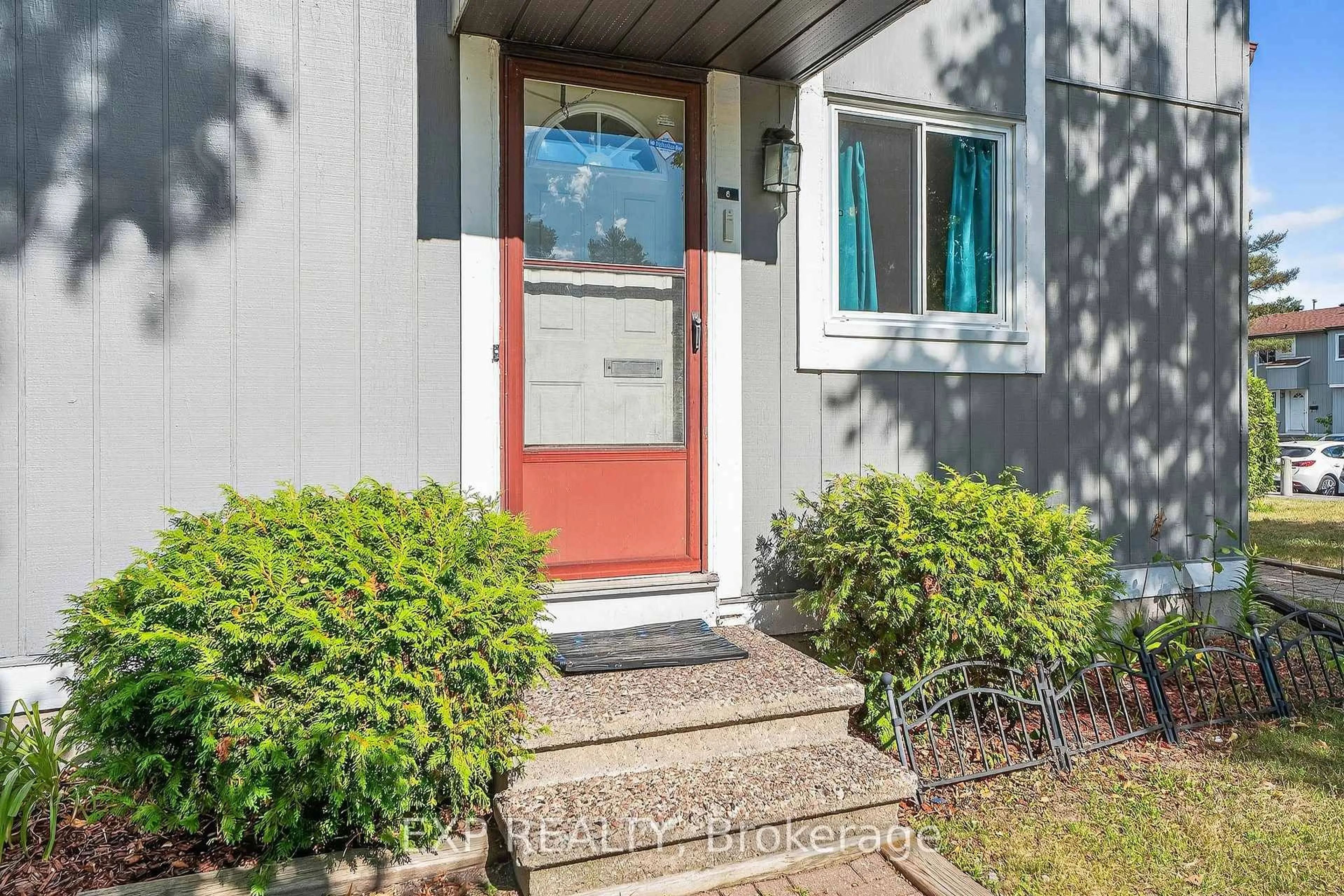 Indoor entryway for 8 Sherway Dr #81, Ottawa Ontario K2J 1N3