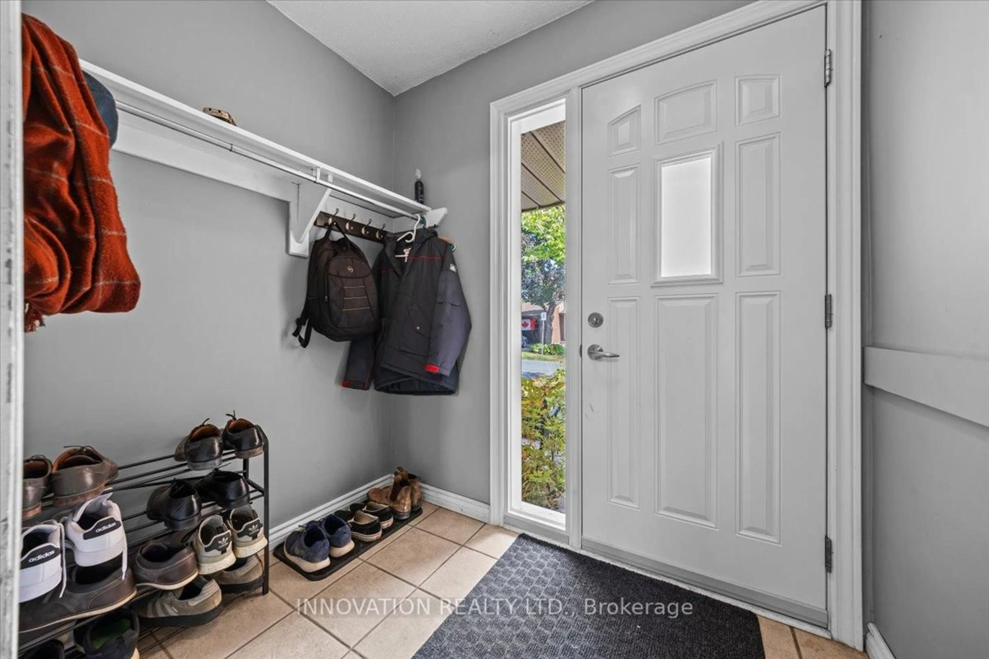 Indoor entryway for 82 Stokes Cres, Ottawa Ontario K2L 2Z4