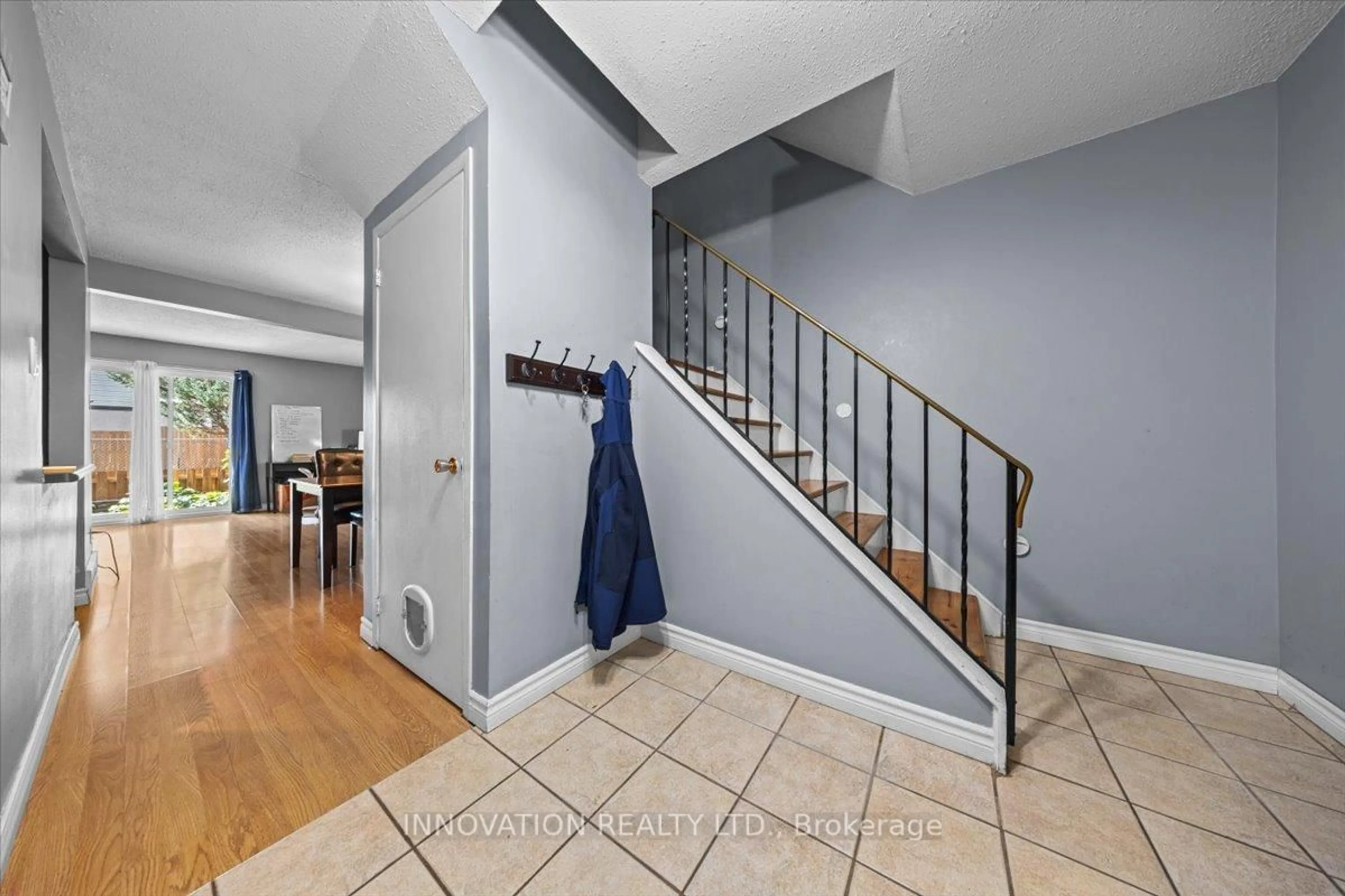 Indoor entryway for 82 Stokes Cres, Ottawa Ontario K2L 2Z4