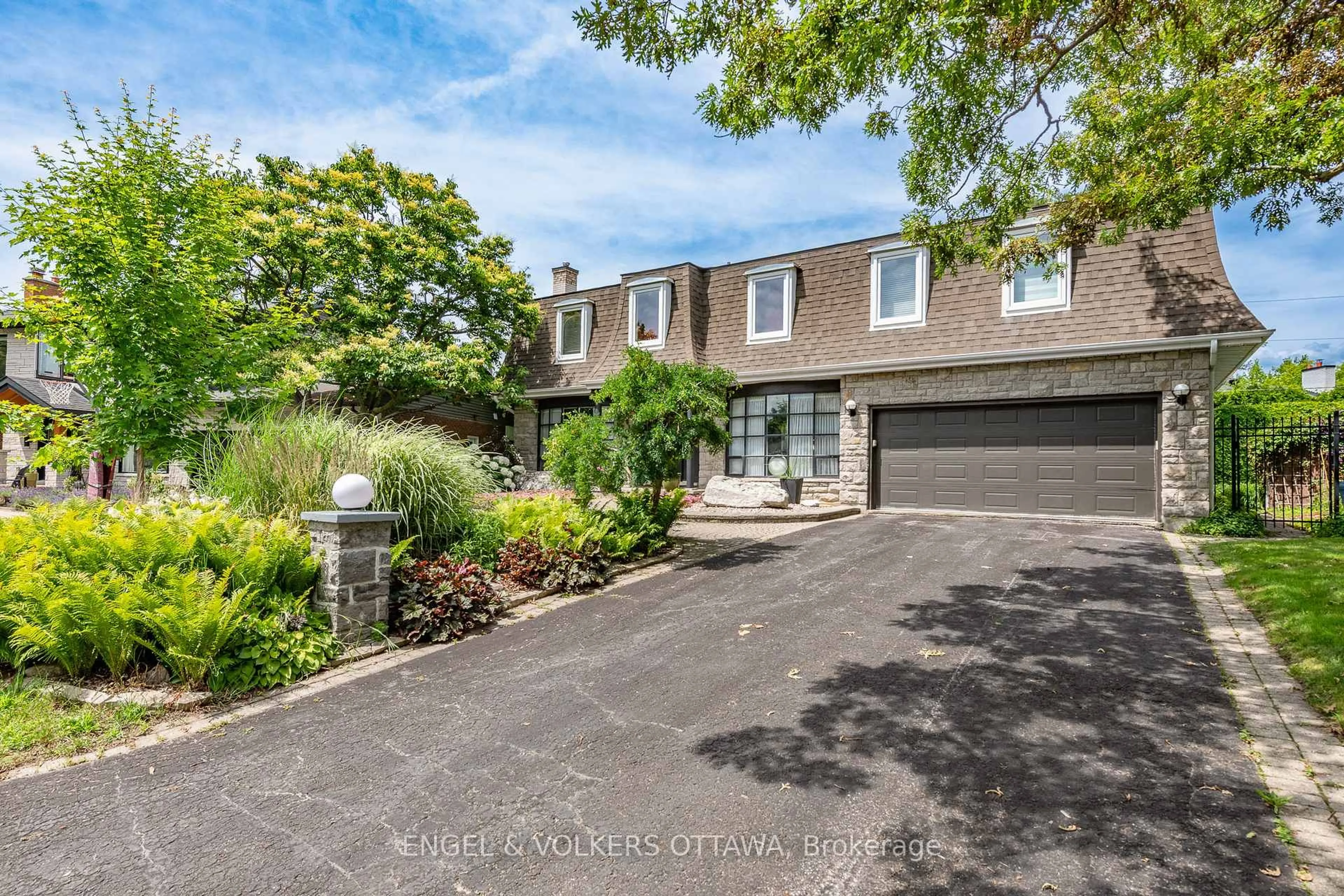 A pic from outside/outdoor area/front of a property/back of a property/a pic from drone, street for 899 Dresden Cres, Ottawa Ontario K2B 5H8