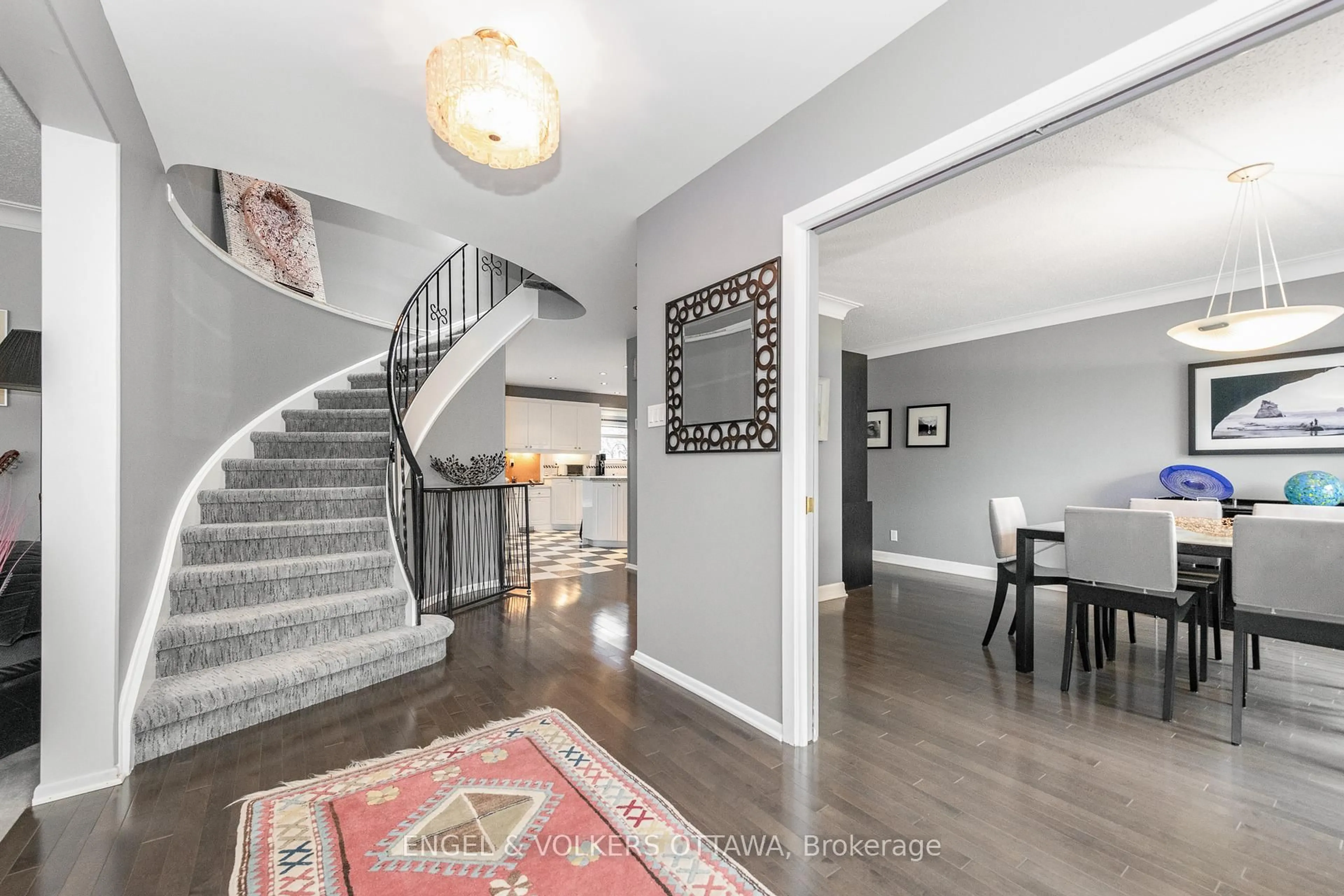 Indoor entryway for 899 Dresden Cres, Ottawa Ontario K2B 5H8