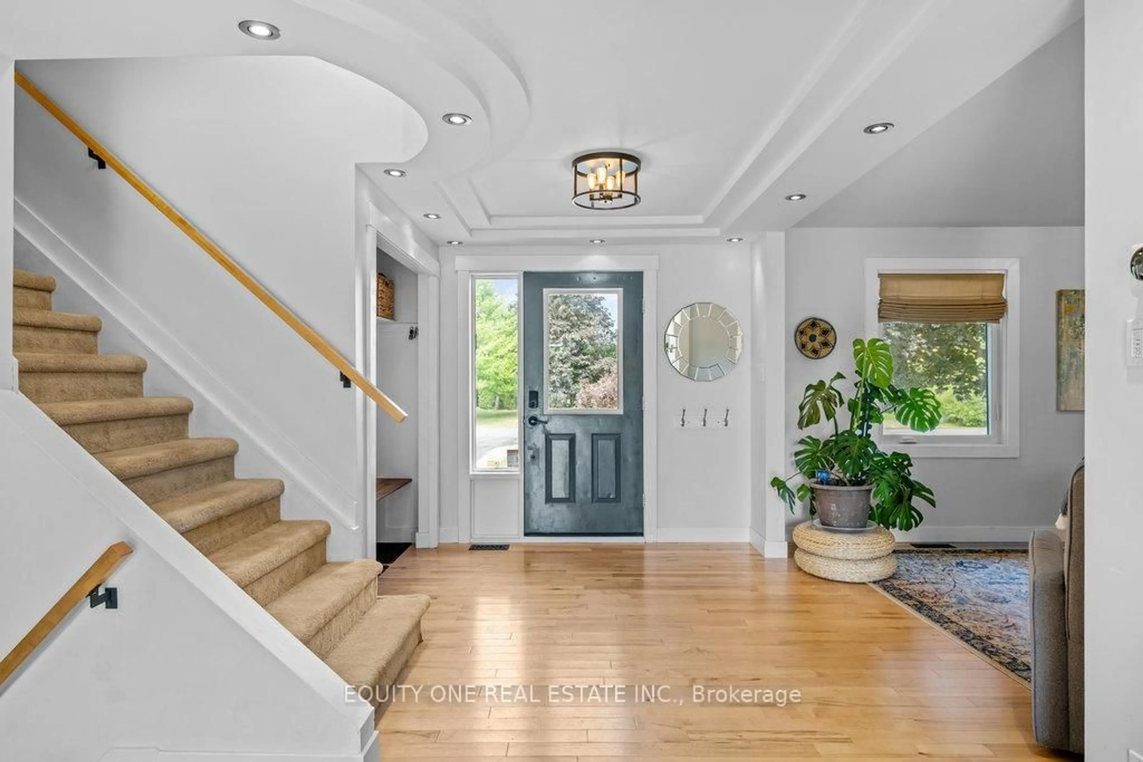 Indoor entryway for 7038 Quinnfield Way, Ottawa Ontario K4P 1B7