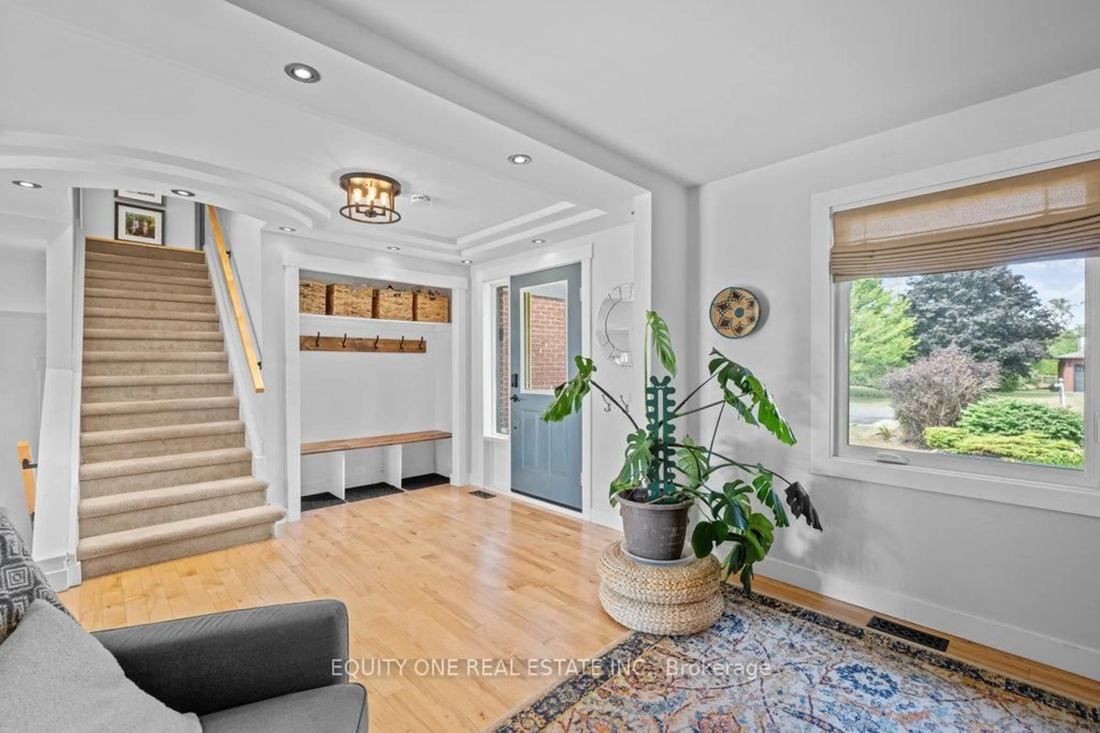 Indoor entryway for 7038 Quinnfield Way, Ottawa Ontario K4P 1B7