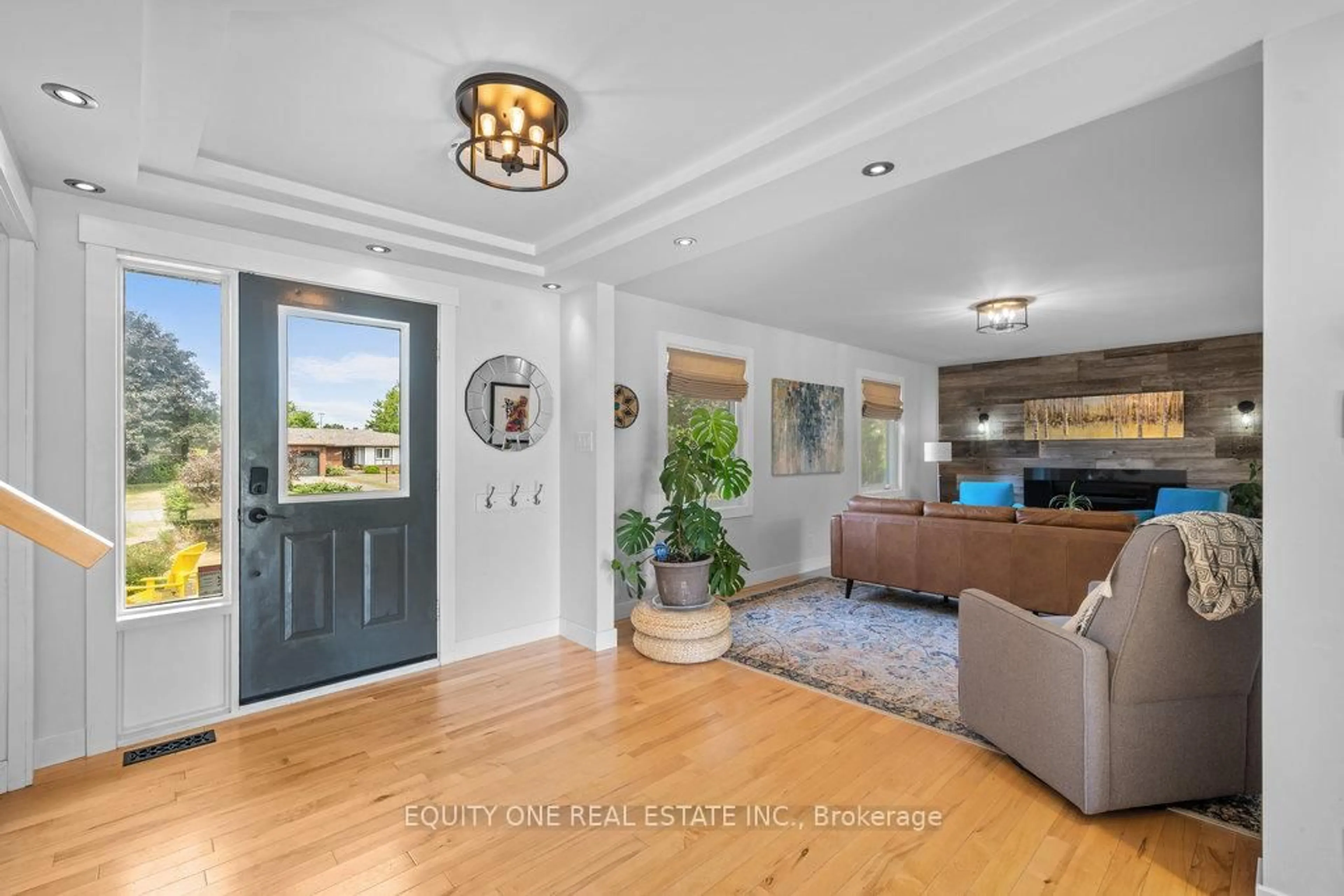 Indoor entryway for 7038 Quinnfield Way, Ottawa Ontario K4P 1B7