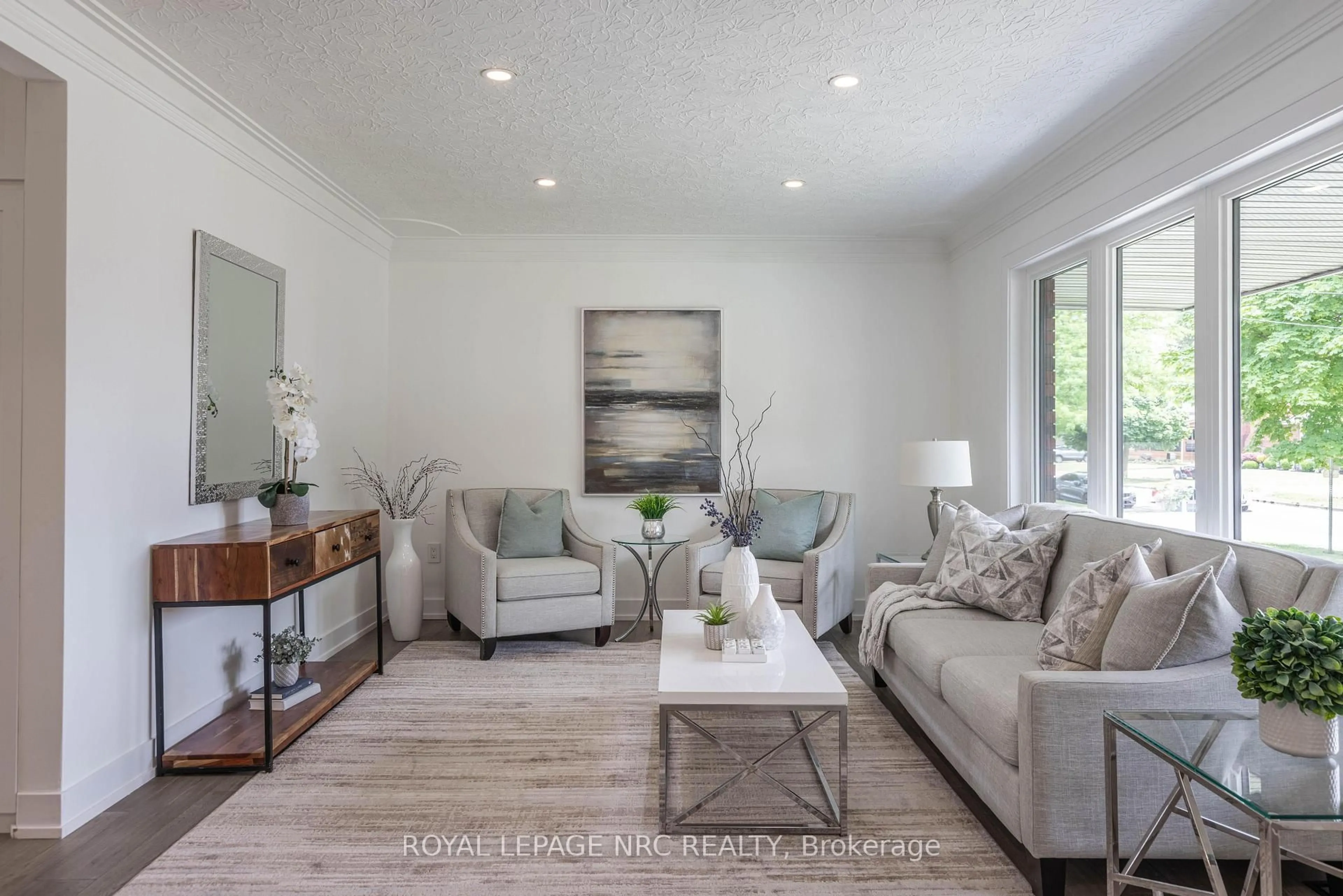 Living room with furniture, wood/laminate floor for 76 Second St, Welland Ontario L3B 4T6