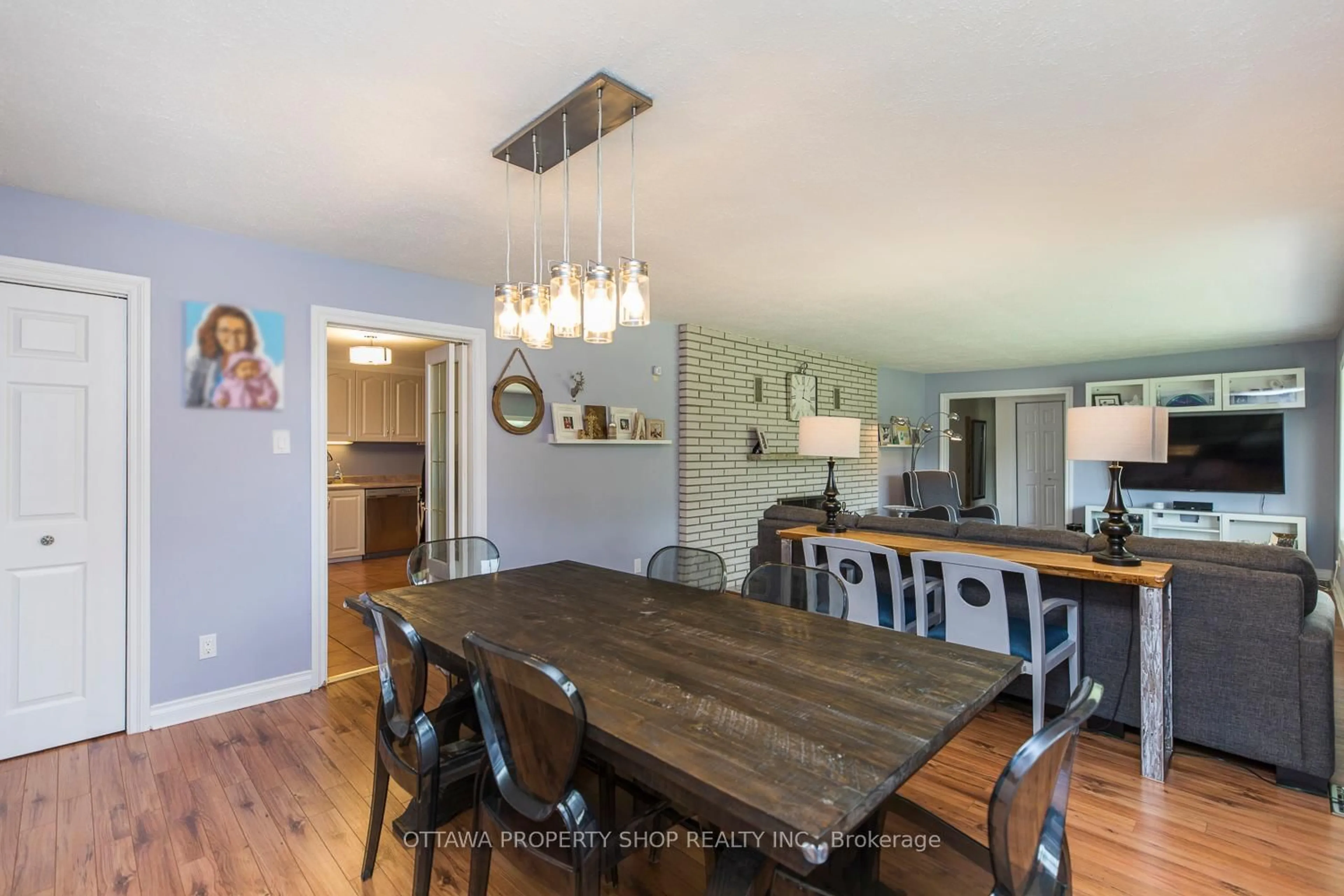 Dining room, wood/laminate floor for 2428 Greys Creek Rd, Ottawa Ontario K4P 1N7