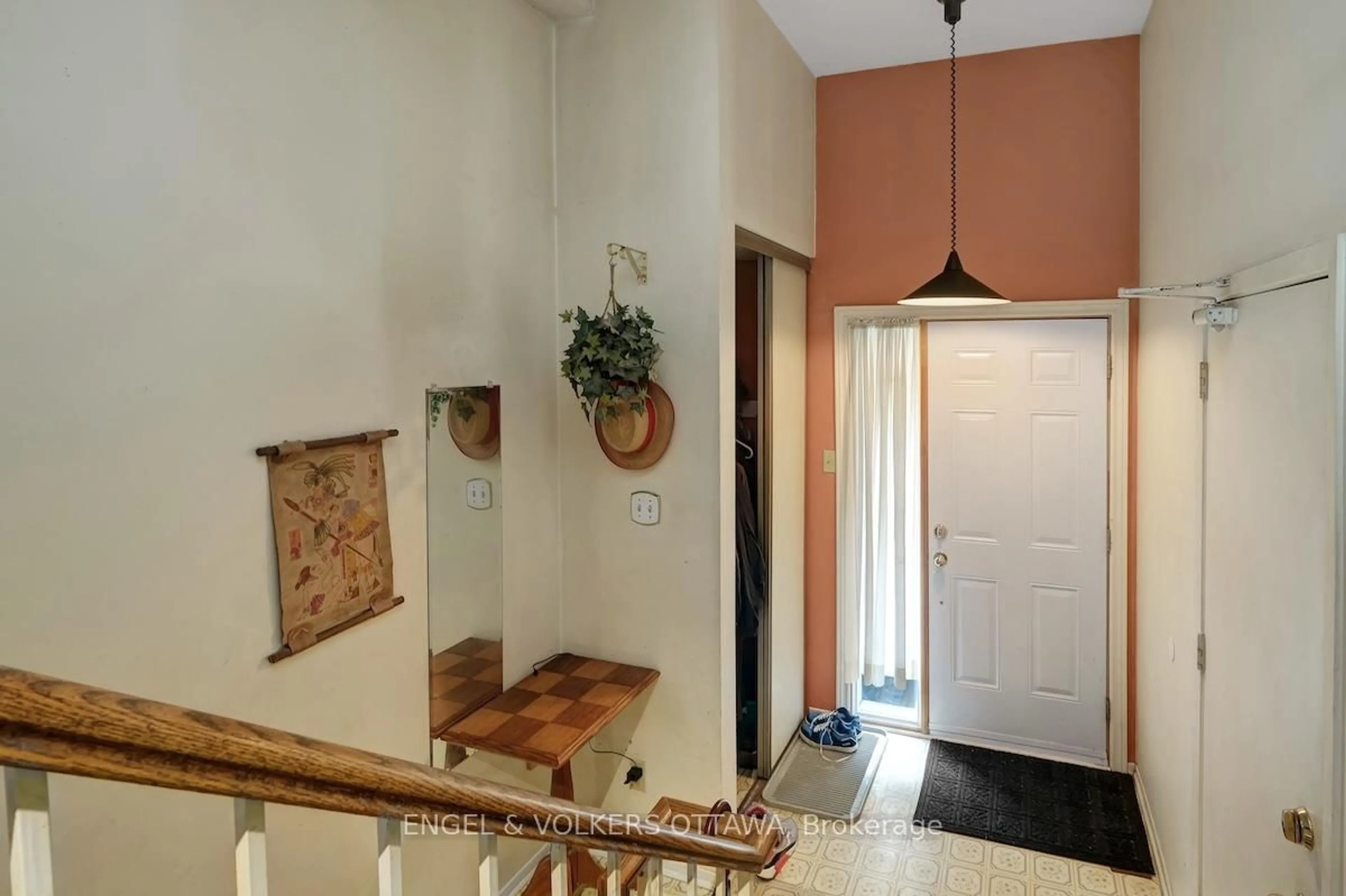 Indoor foyer for 322 Verdon Private, Ottawa Ontario K1T 2Z8