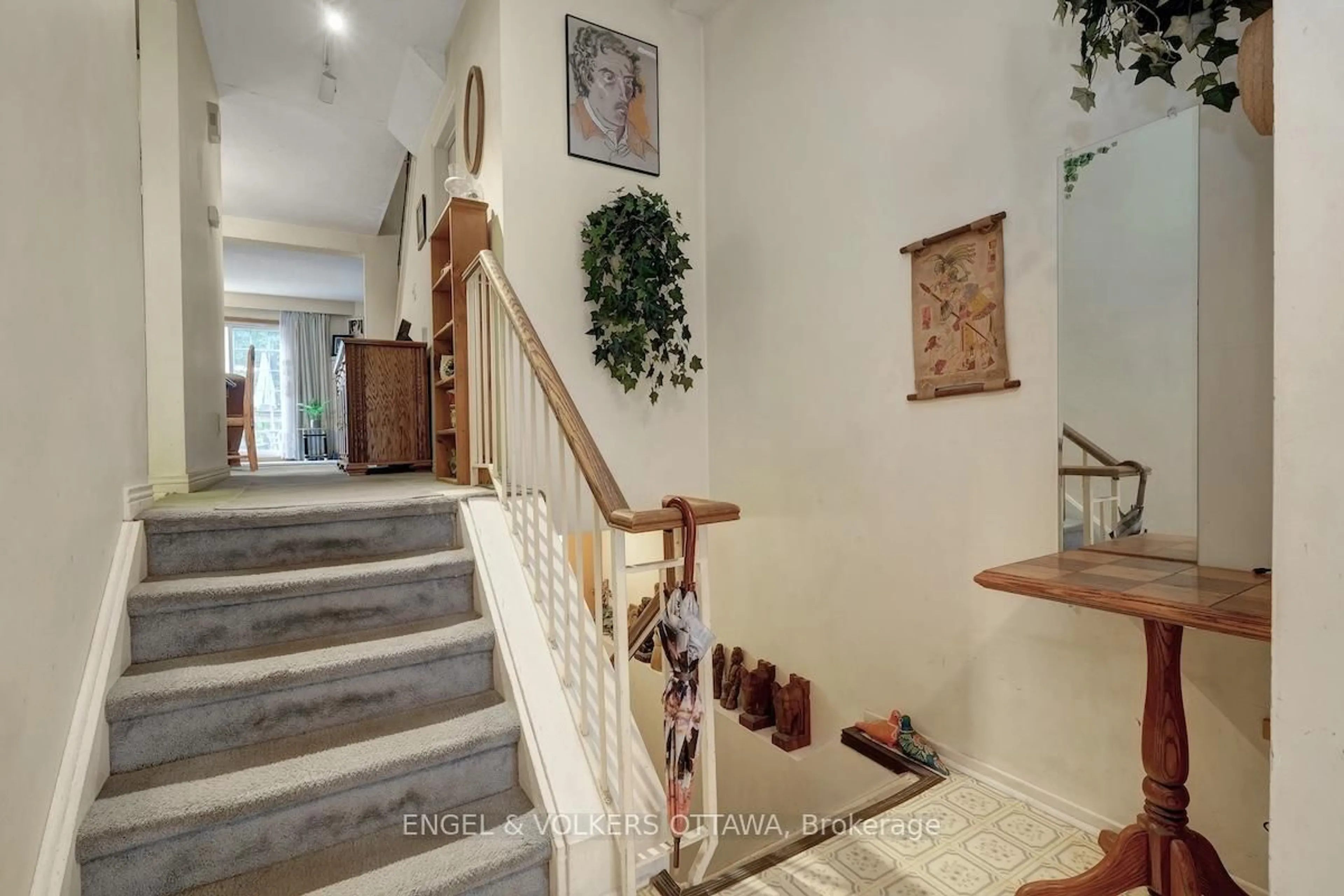 Indoor foyer for 322 Verdon Private, Ottawa Ontario K1T 2Z8