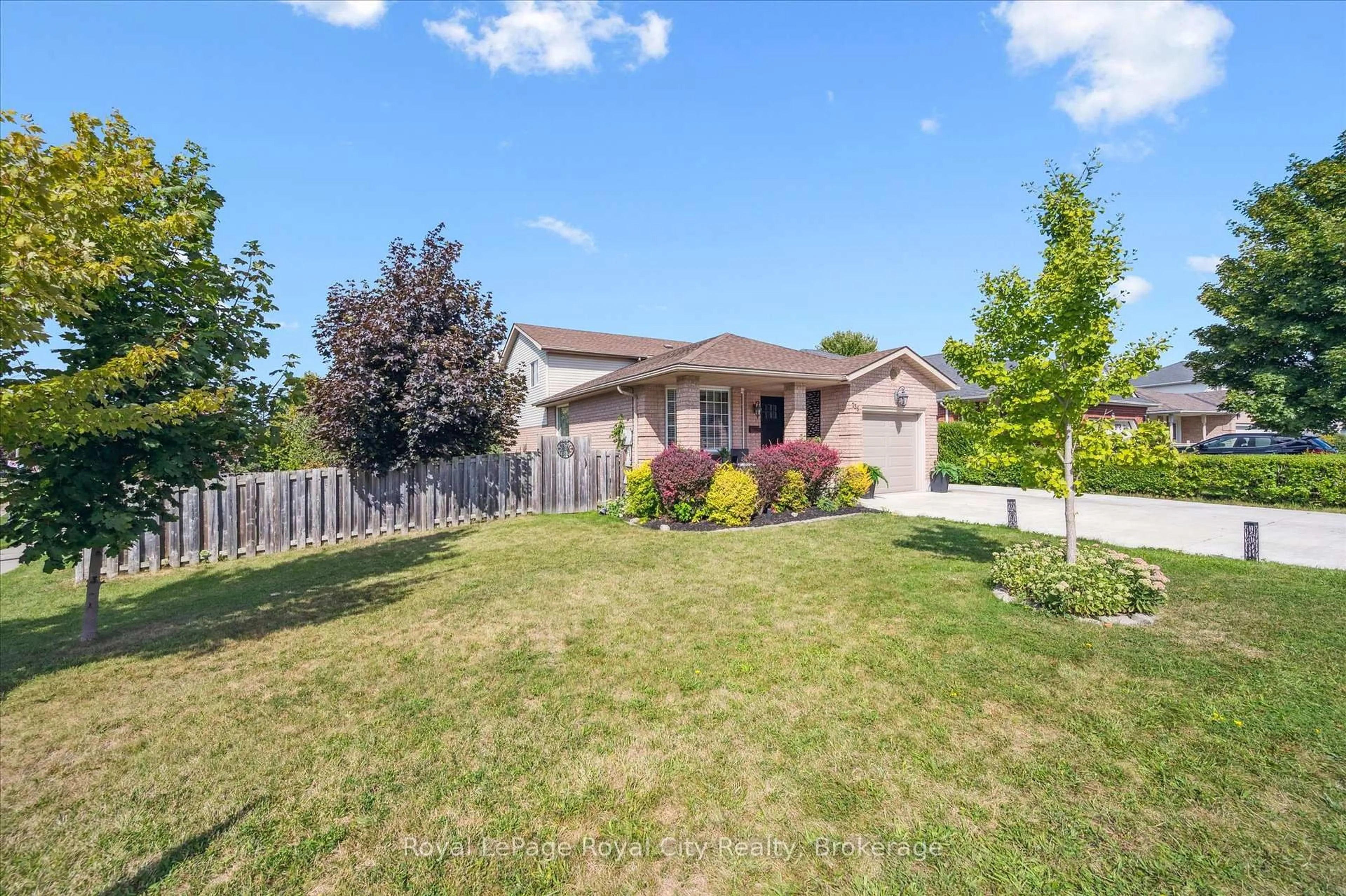 A pic from outside/outdoor area/front of a property/back of a property/a pic from drone, street for 255 Deerpath Dr, Guelph Ontario N1K 1T8