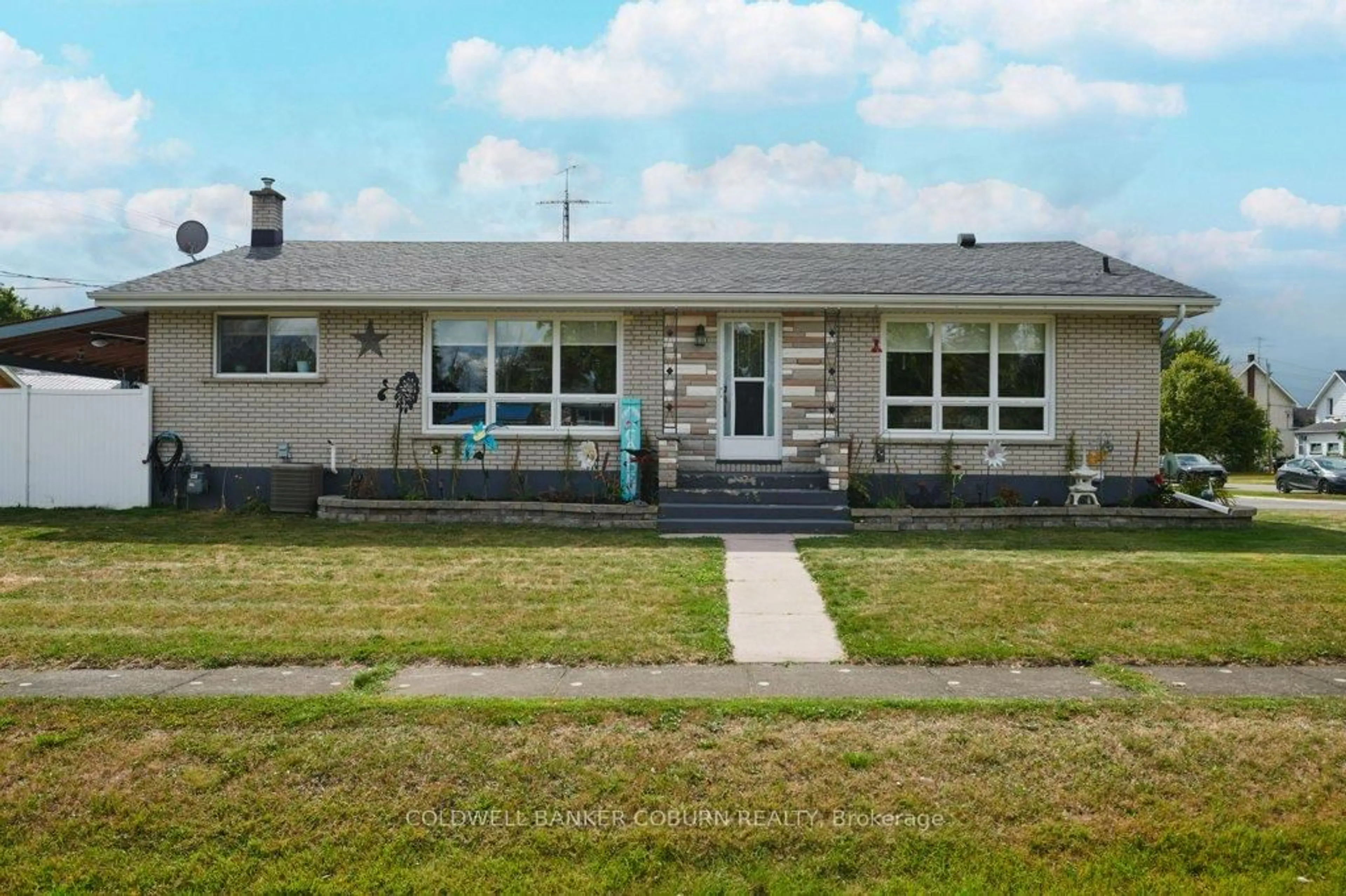 Home with vinyl exterior material, street for 71 Fifth St, South Dundas Ontario K0C 1X0