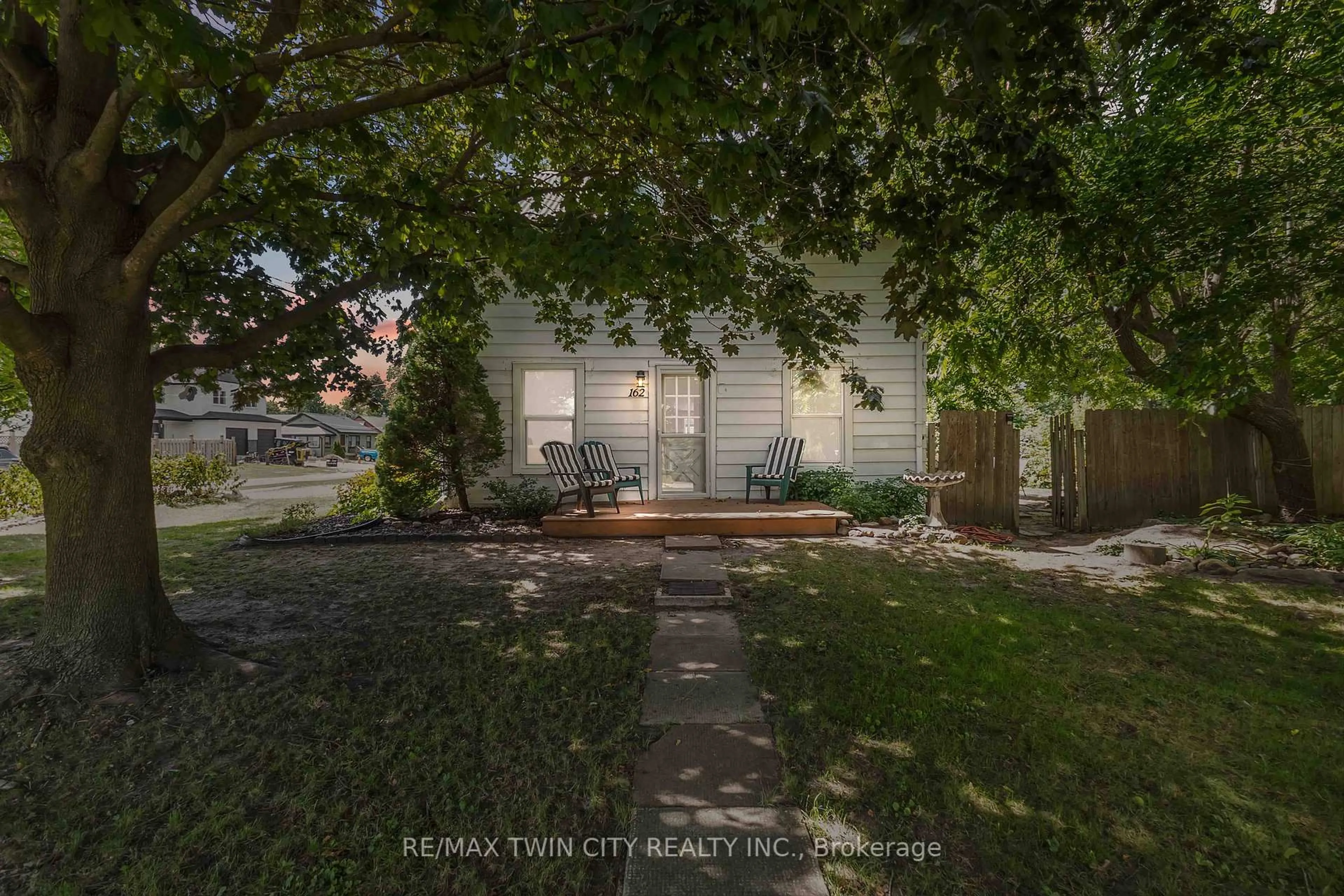 A pic from outside/outdoor area/front of a property/back of a property/a pic from drone, street for 162 Adelaide St, Strathroy-Caradoc Ontario N7G 2V3