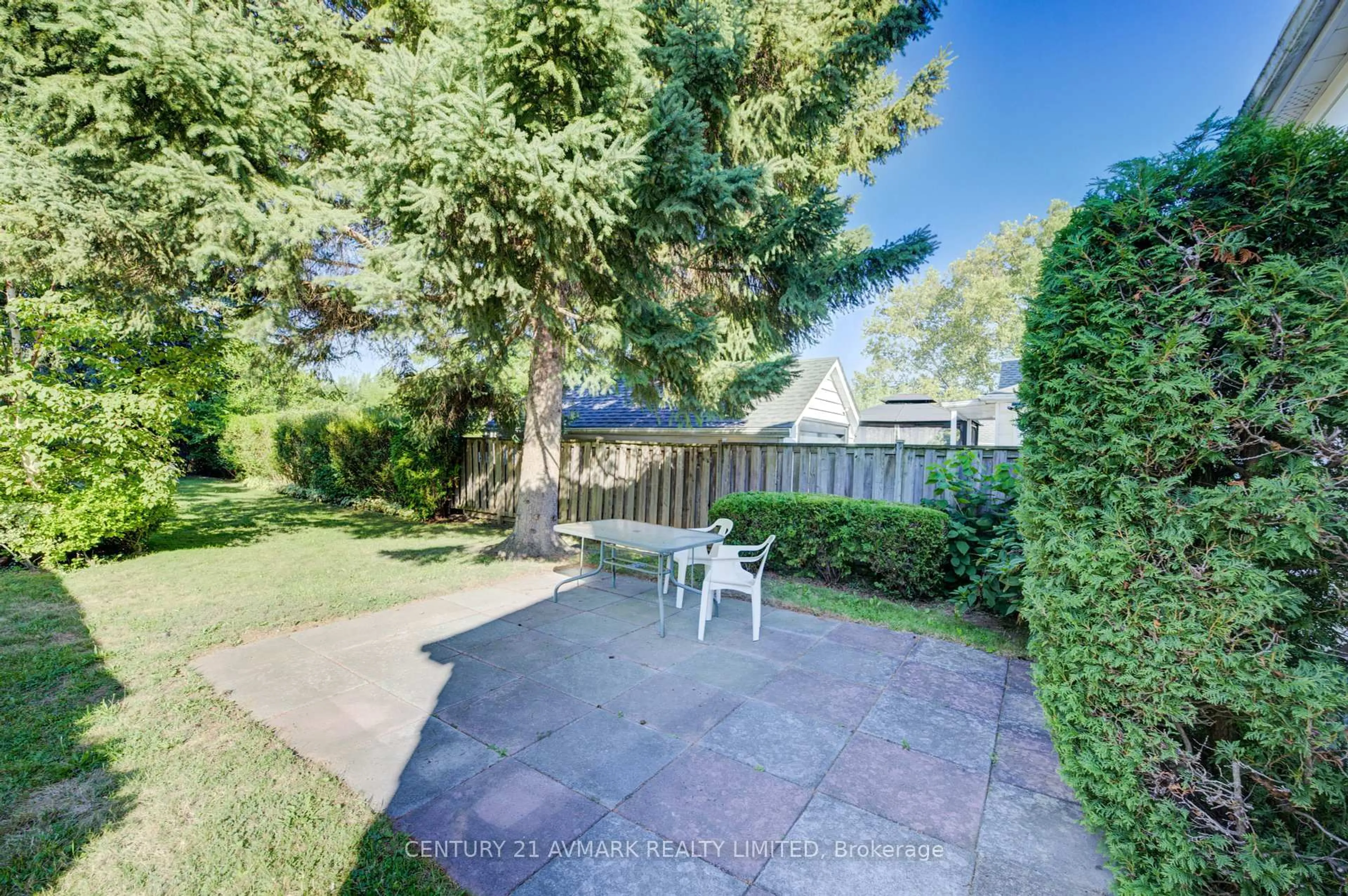 A pic from outside/outdoor area/front of a property/back of a property/a pic from drone, street for 18 Jubilee Dr, St. Catharines Ontario L2M 4P8