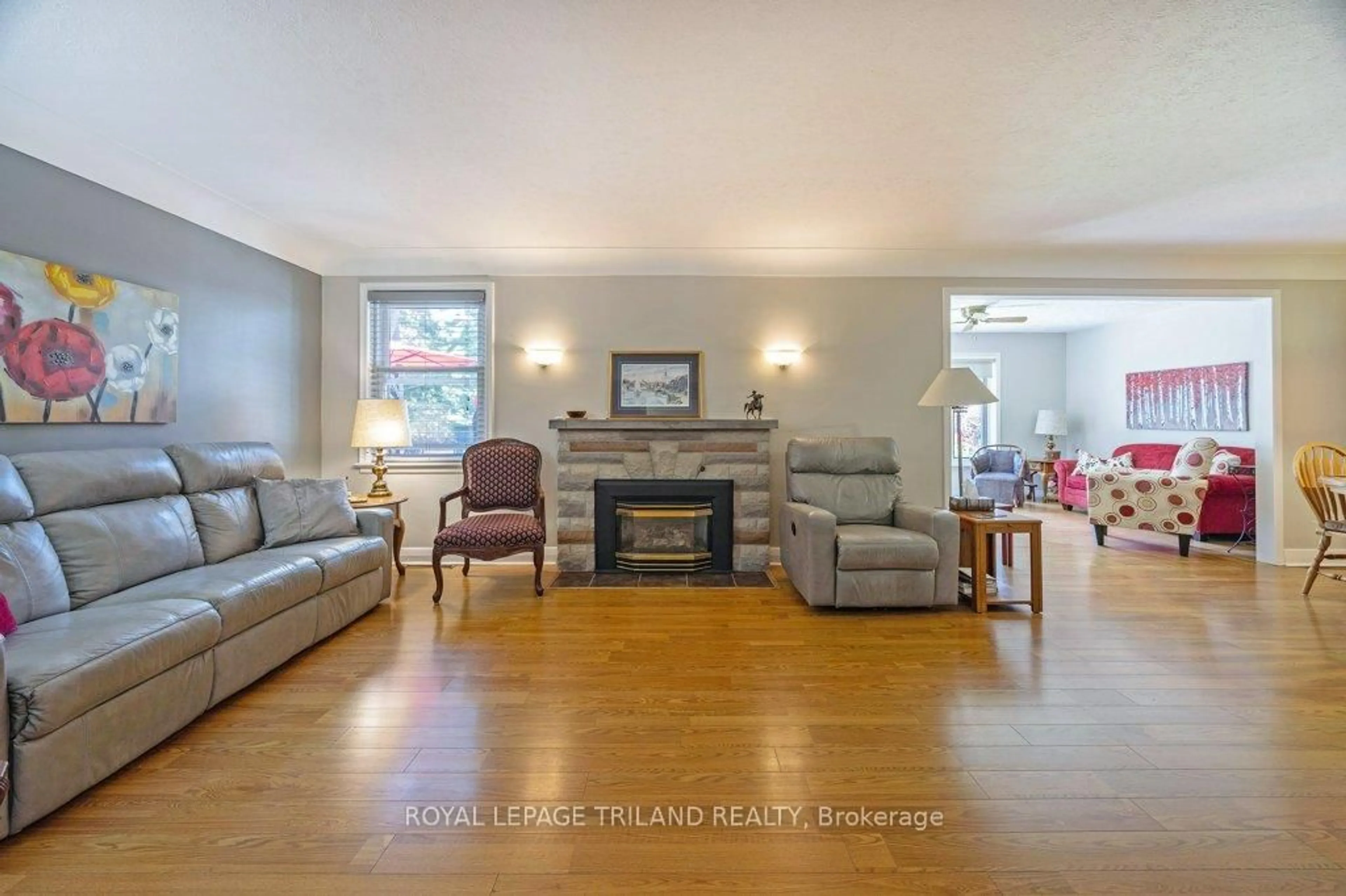 Living room with furniture, unknown for 236 Sunset Dr, St. Thomas Ontario N5R 3C3