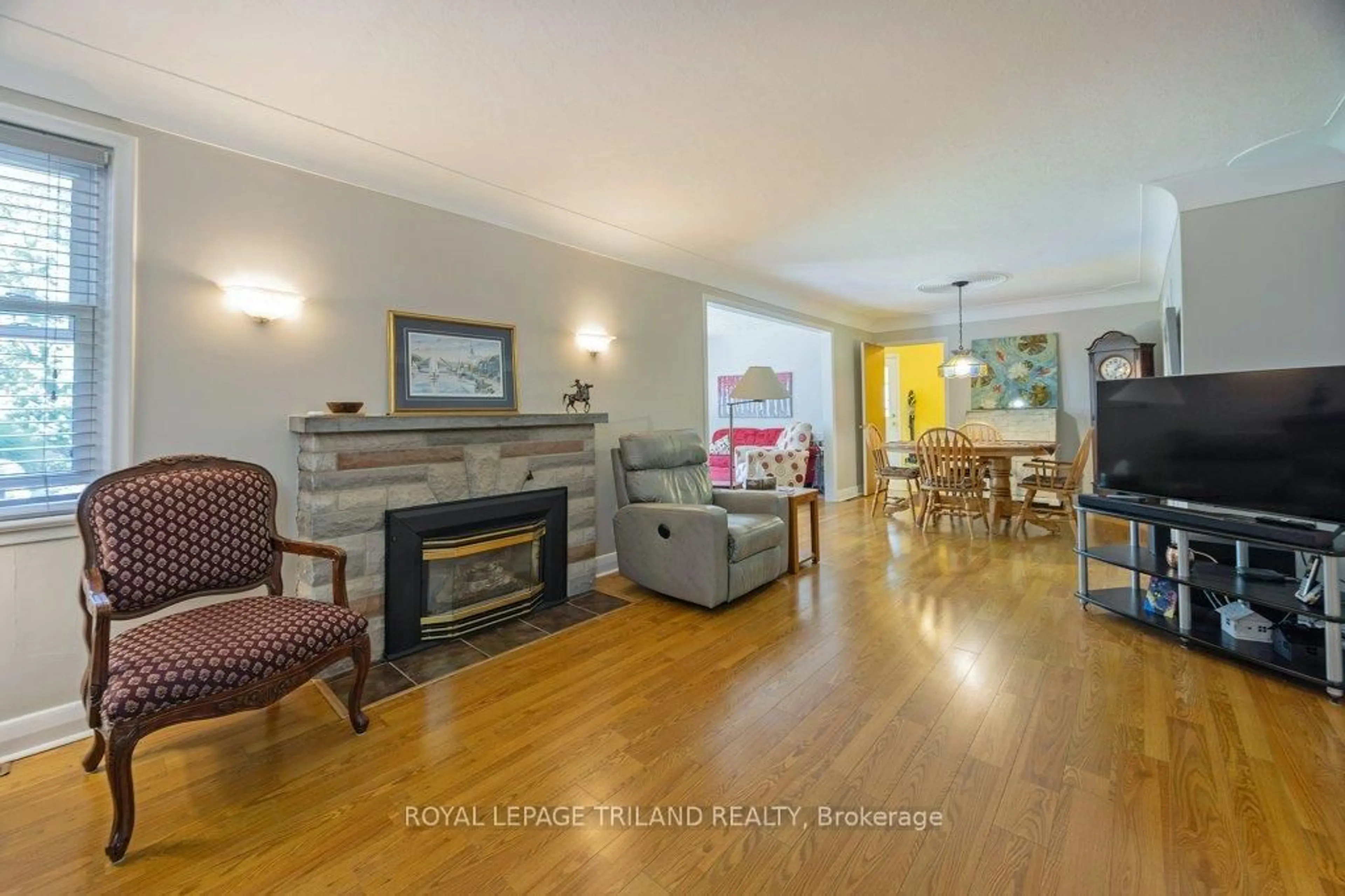 Living room with furniture, wood/laminate floor for 236 Sunset Dr, St. Thomas Ontario N5R 3C3