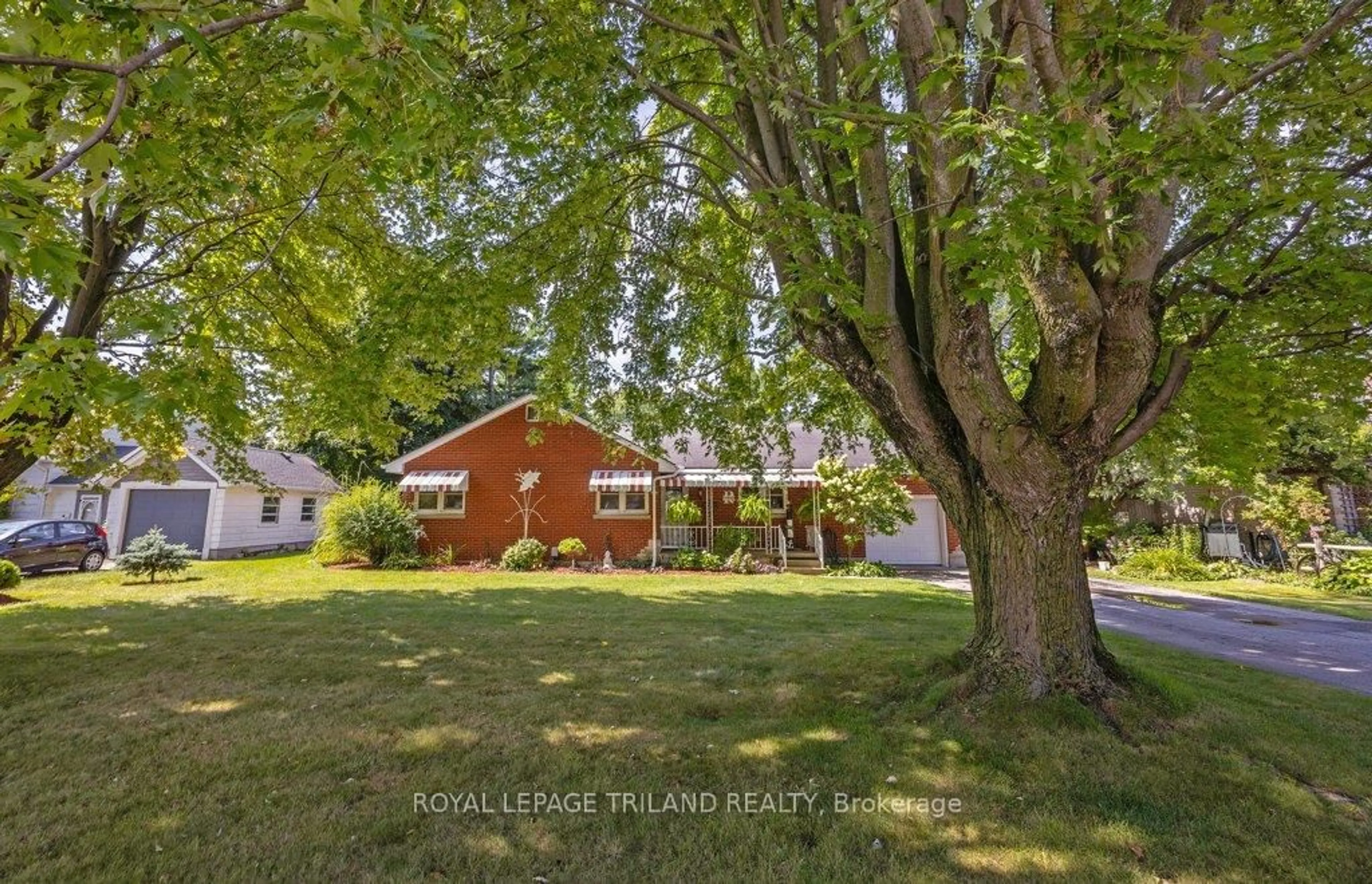 A pic from outside/outdoor area/front of a property/back of a property/a pic from drone, building for 236 Sunset Dr, St. Thomas Ontario N5R 3C3