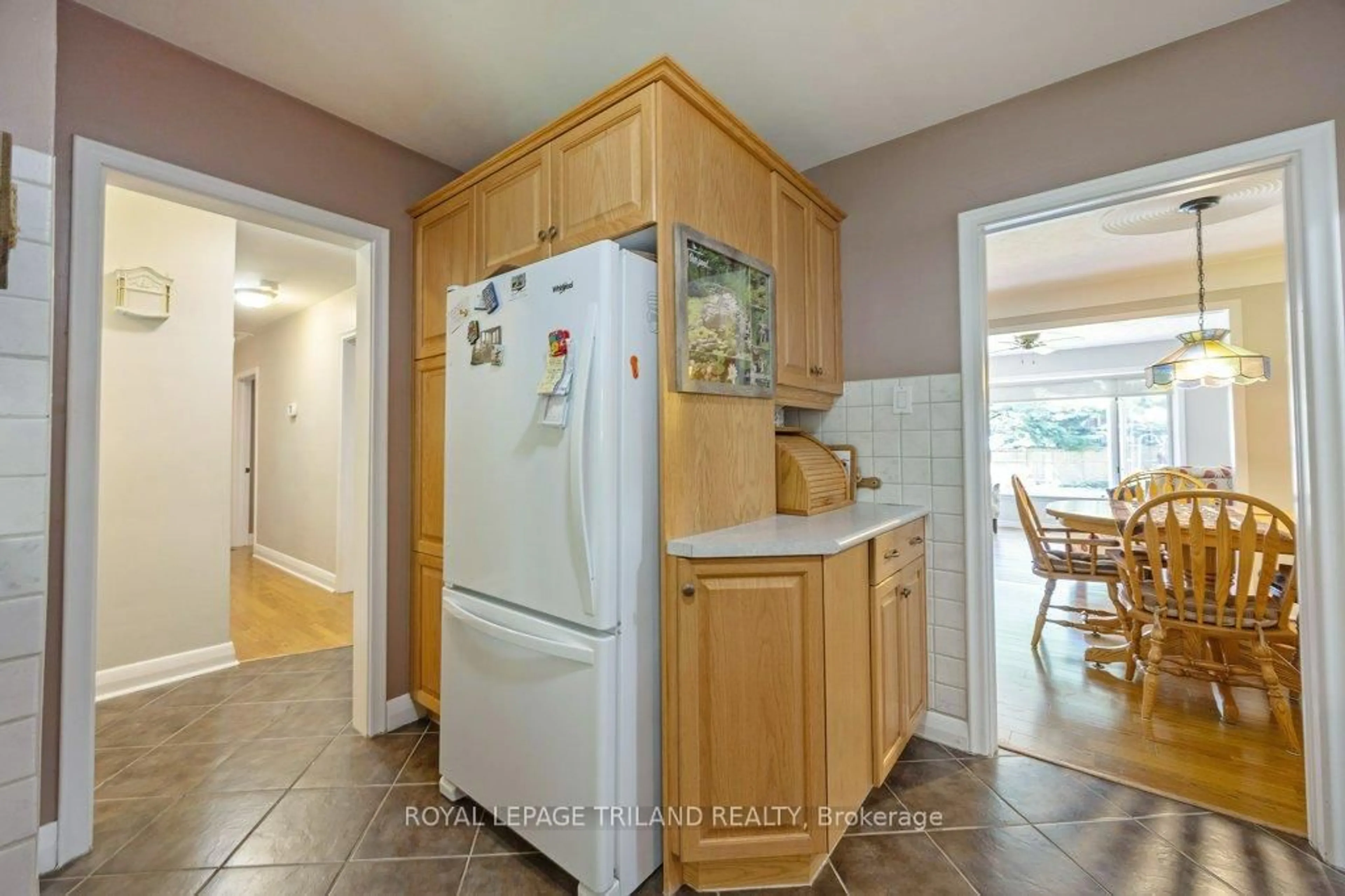 Standard kitchen, ceramic/tile floor for 236 Sunset Dr, St. Thomas Ontario N5R 3C3
