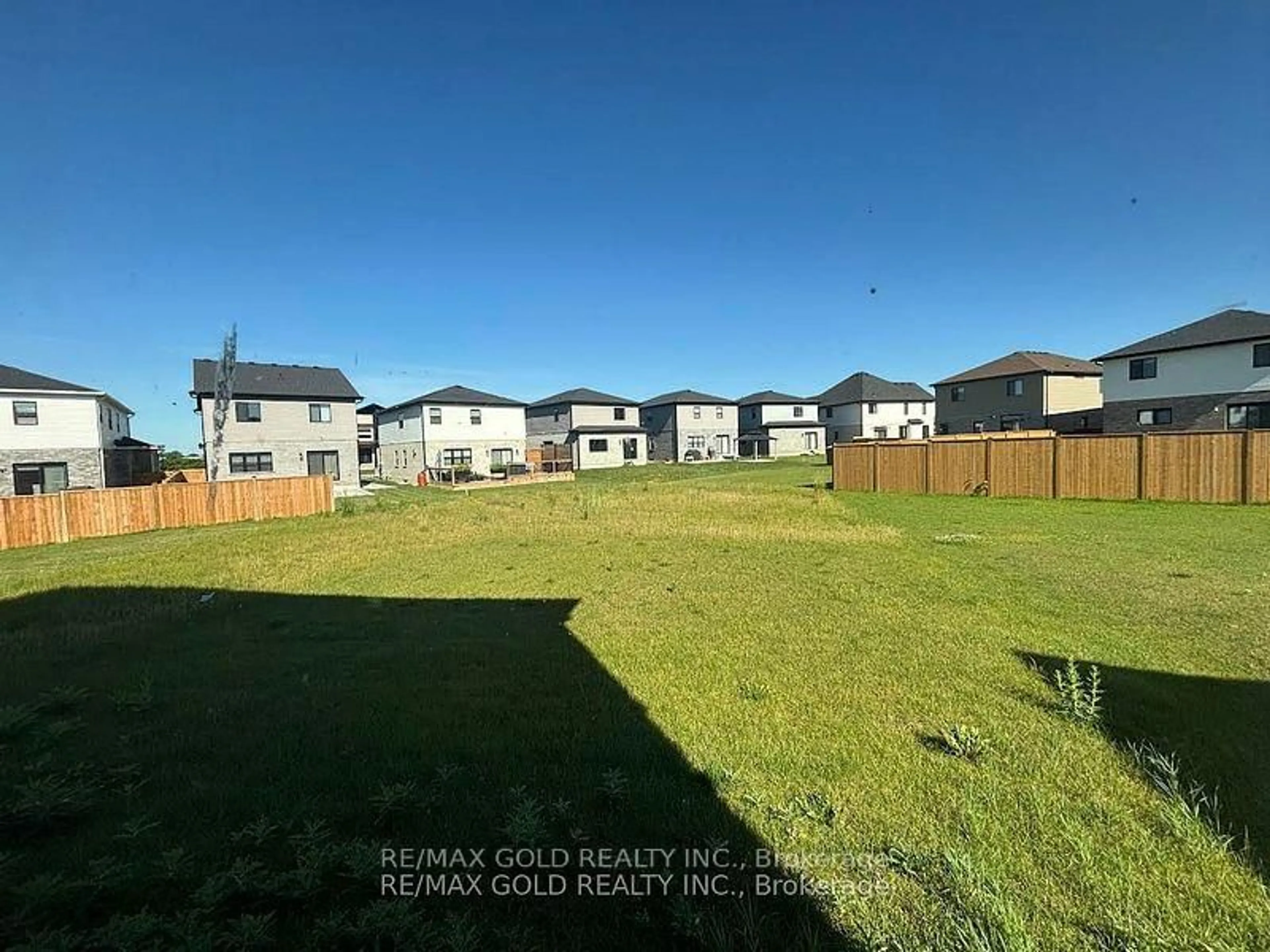A pic from outside/outdoor area/front of a property/back of a property/a pic from drone, mountain view for 203 Byers St, London South Ontario N6L 1K3