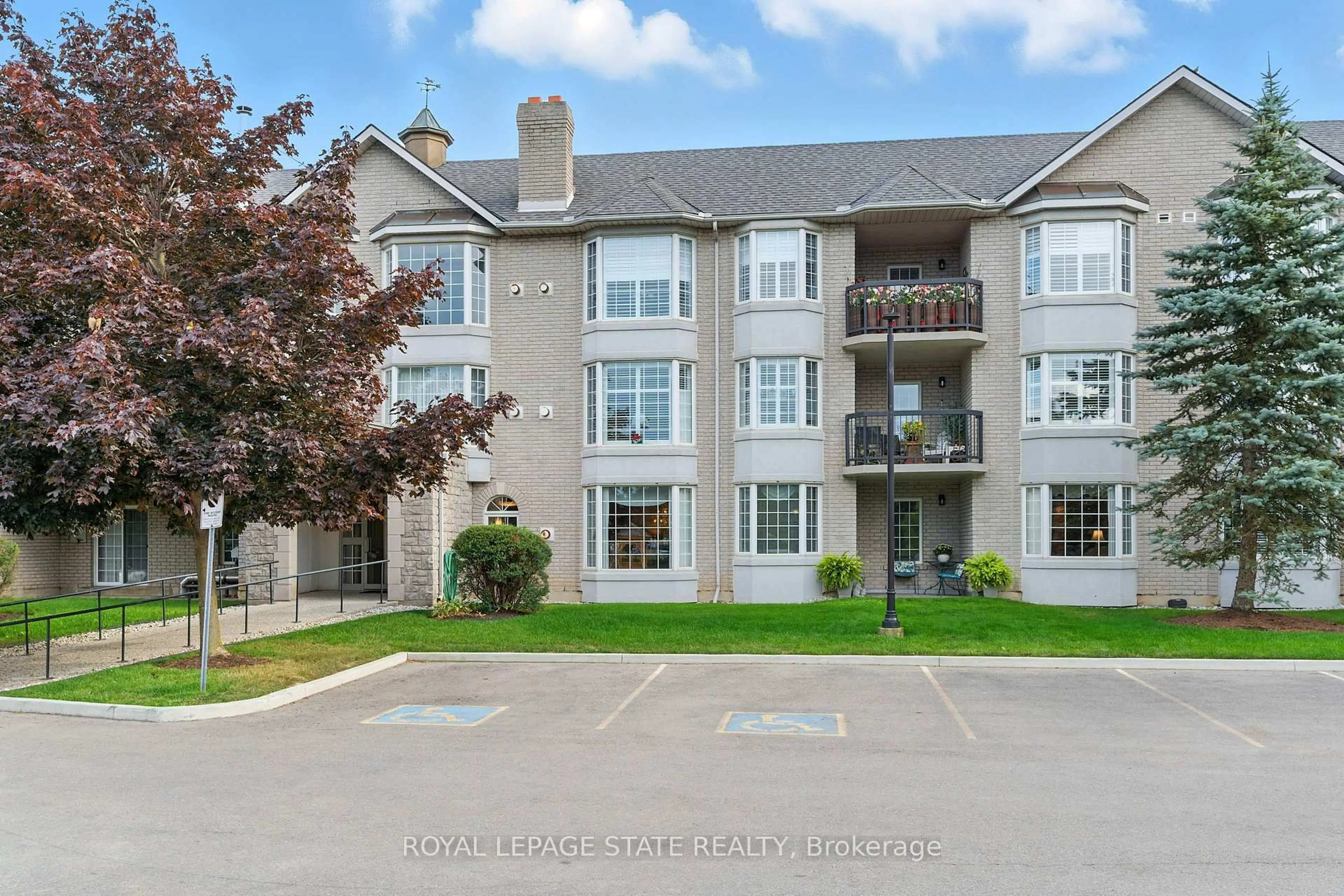 Patio, mountain view for 980 Golf Links Rd #101, Hamilton Ontario L9K 1J8