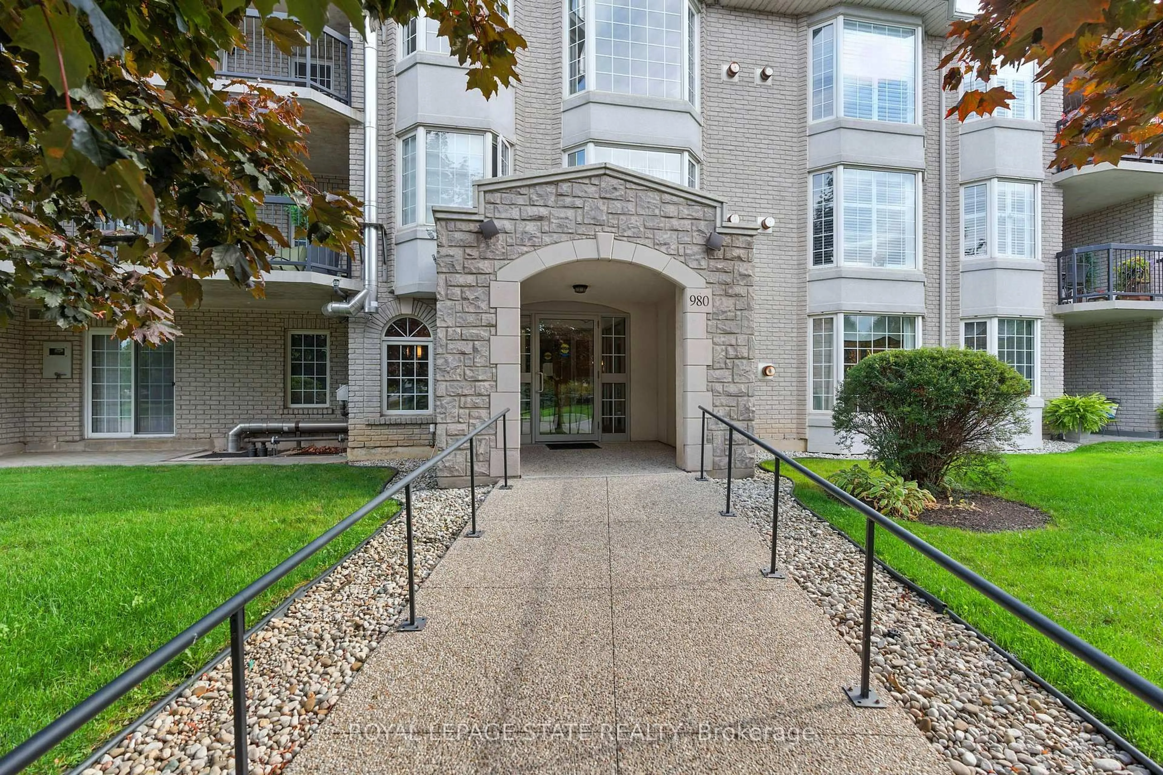 Indoor foyer for 980 Golf Links Rd #101, Hamilton Ontario L9K 1J8
