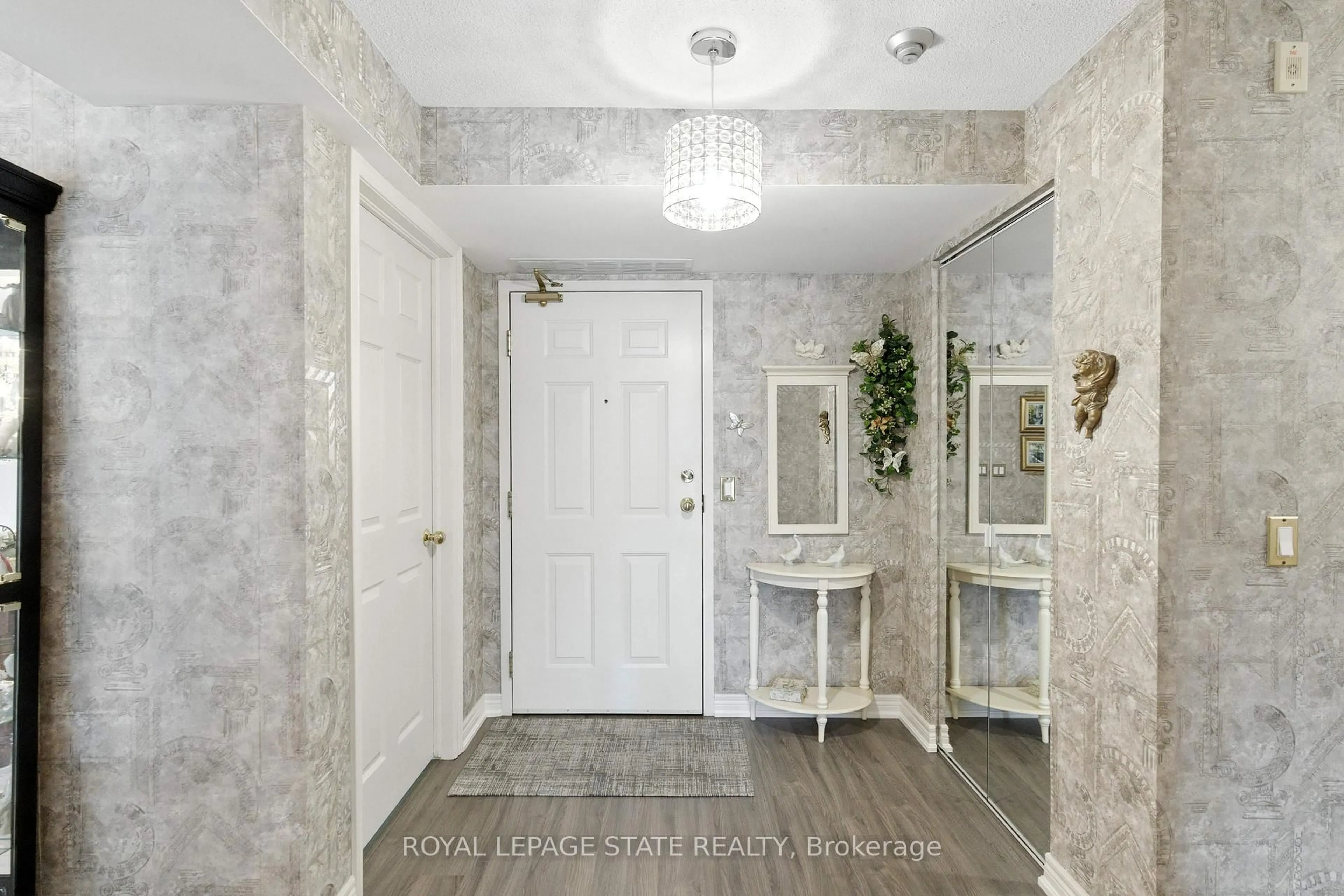 Indoor entryway for 980 Golf Links Rd #101, Hamilton Ontario L9K 1J8