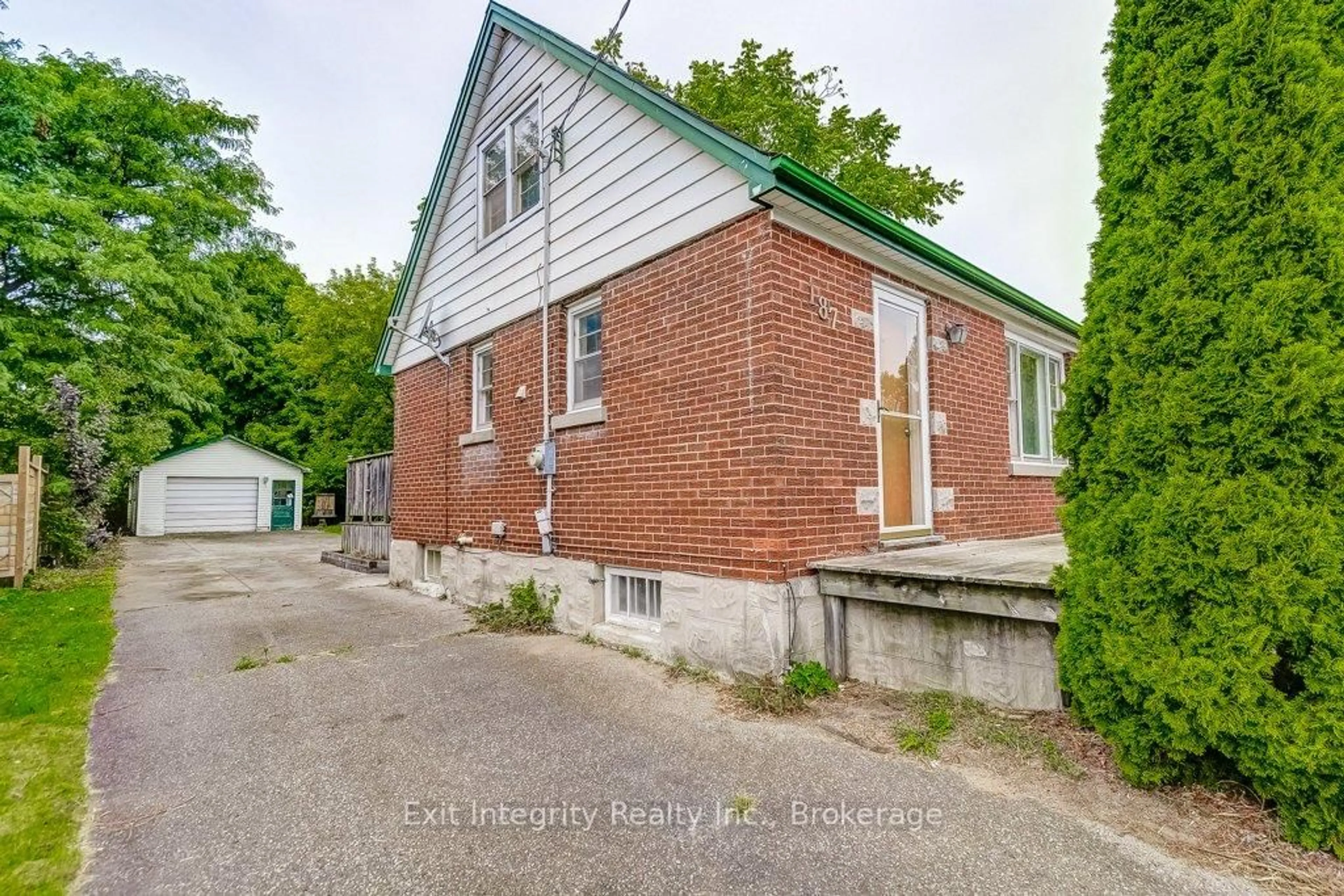 A pic from outside/outdoor area/front of a property/back of a property/a pic from drone, building for 187 Edwin St, Kitchener Ontario N2H 4P1