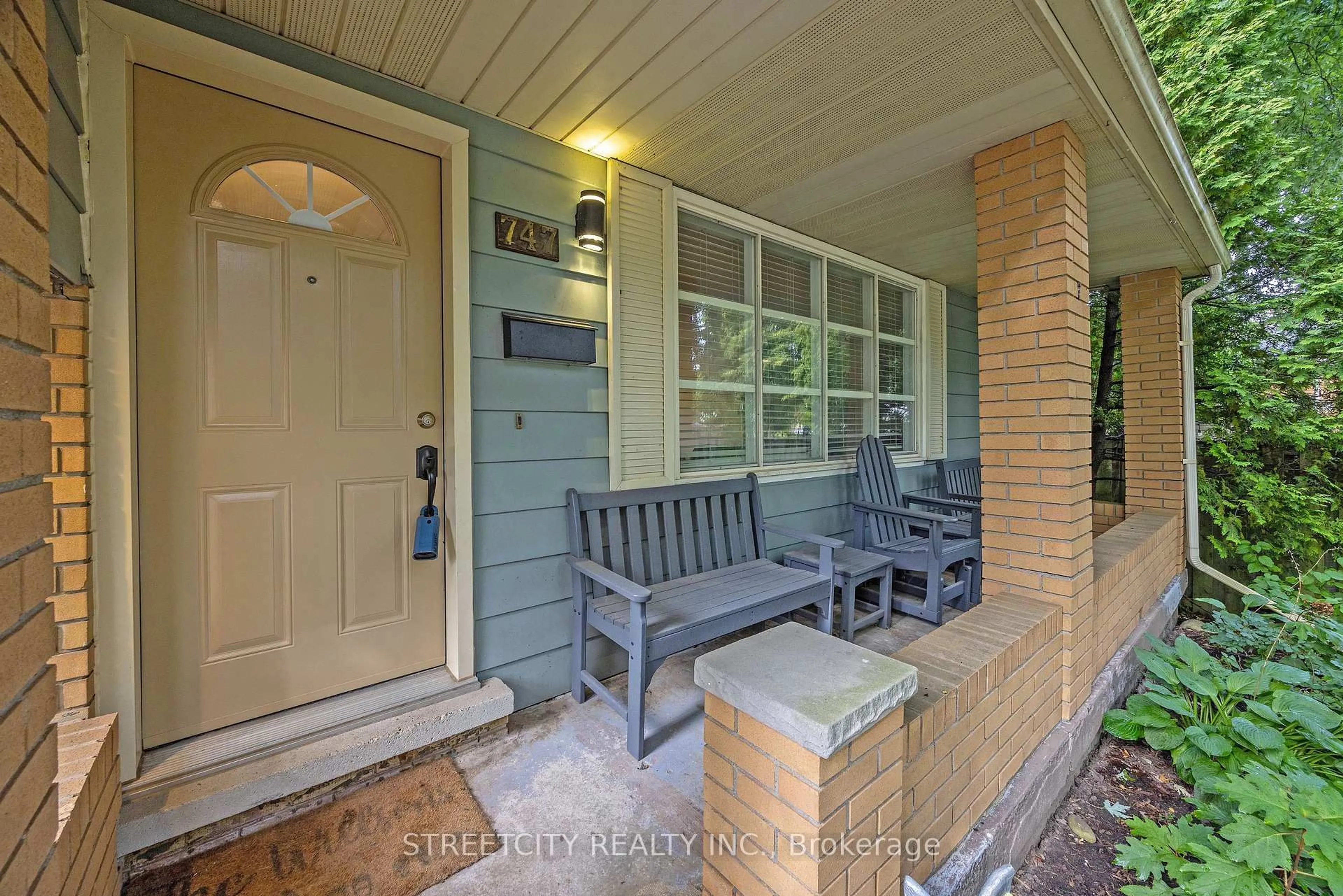 Indoor entryway for 747 Westbury Cres, London South Ontario N6J 3C6