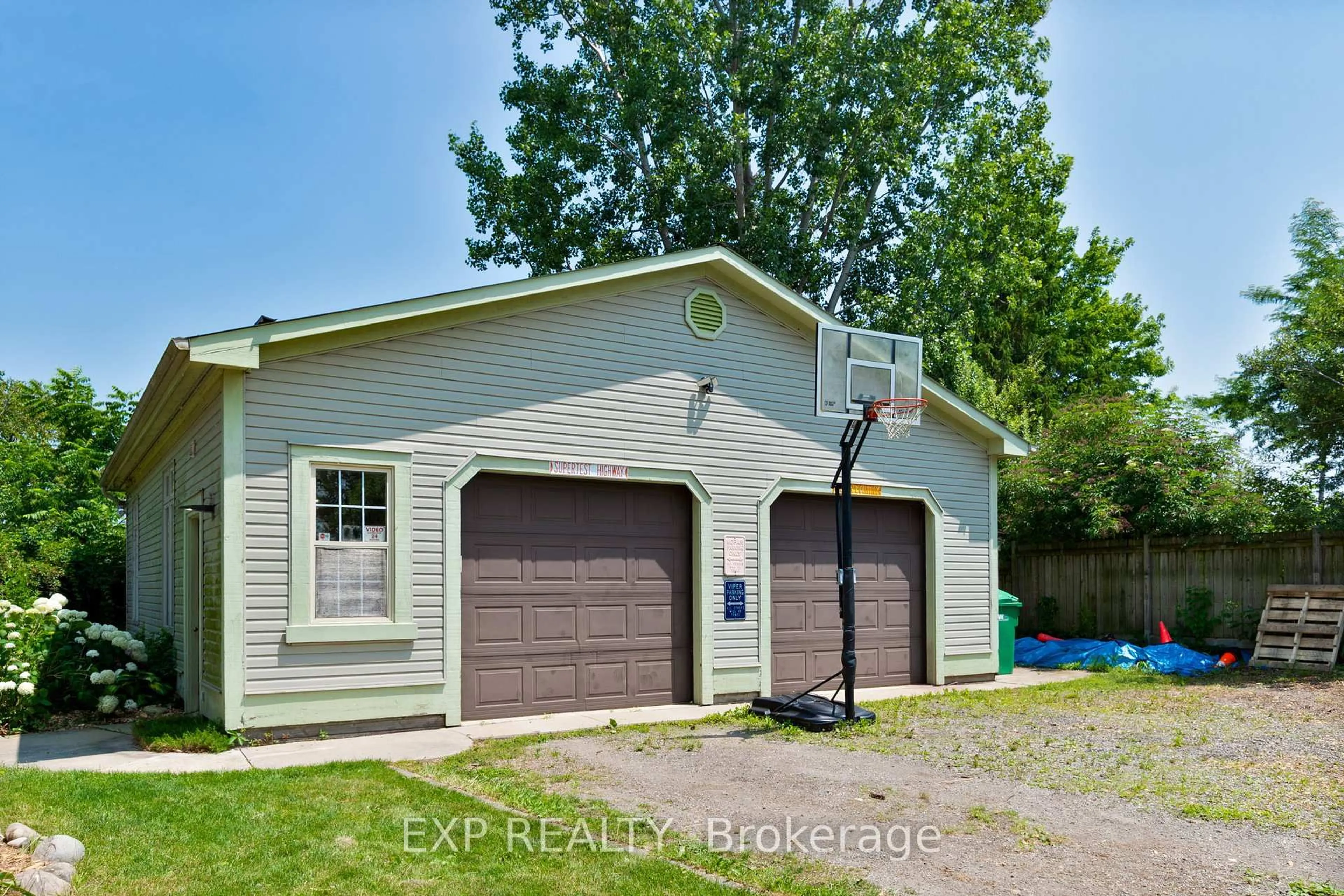 Indoor garage for 22684 THAMES Rd, Southwest Middlesex Ontario N0L 1A0