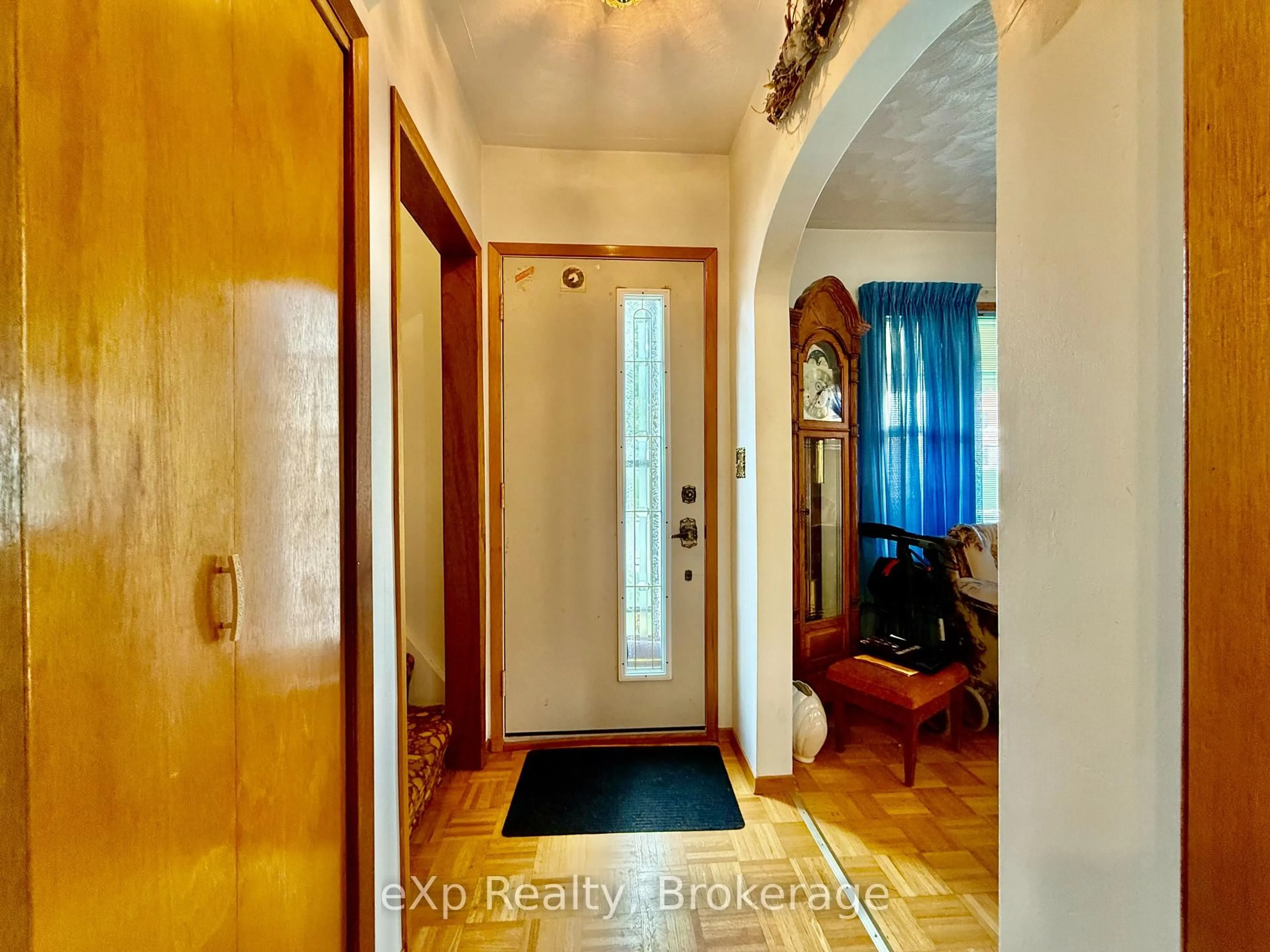 Indoor entryway for 315 10th Ave, Hanover Ontario N4N 2N4