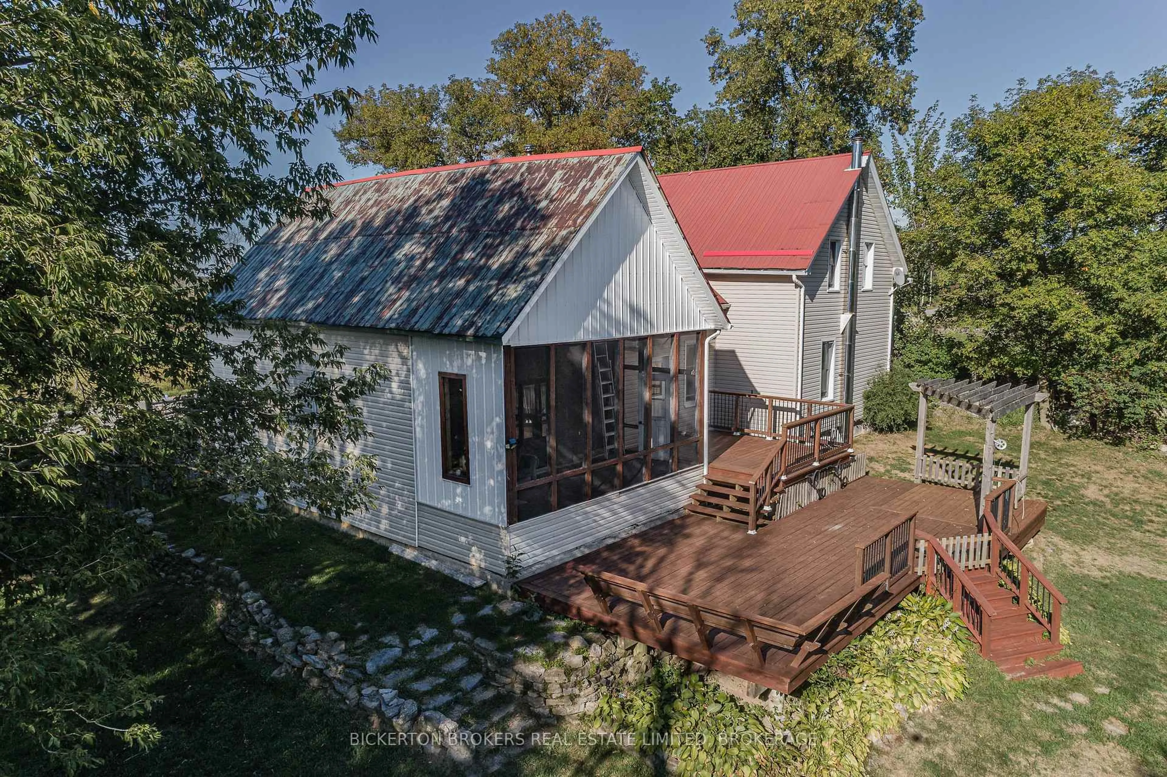 A pic from outside/outdoor area/front of a property/back of a property/a pic from drone, building for 55 Union Rd, Front of Leeds & Seeleys Bay Ontario K0E 1L0