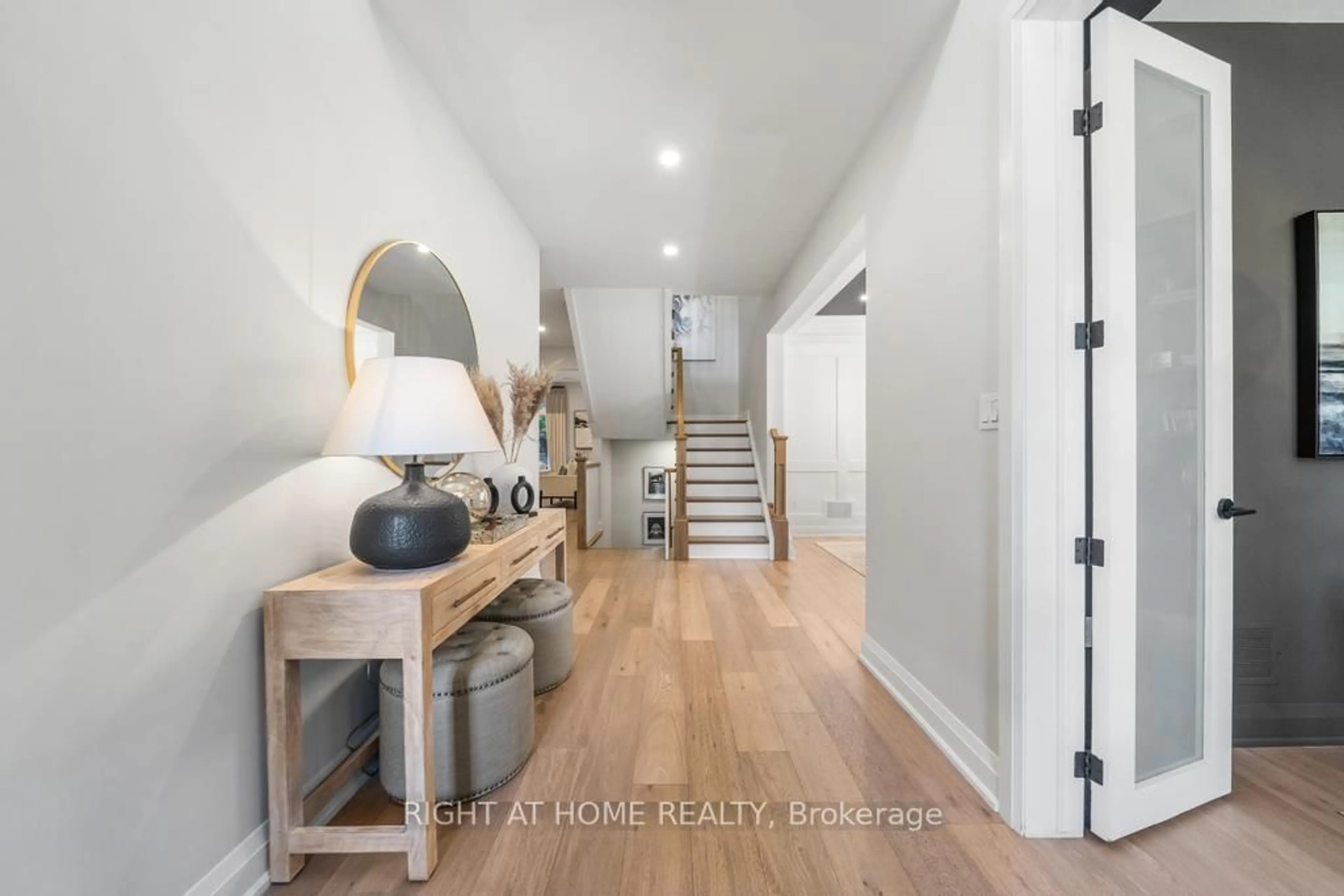 Indoor entryway for 89 Lloyminn Ave, Hamilton Ontario L9G 1H4