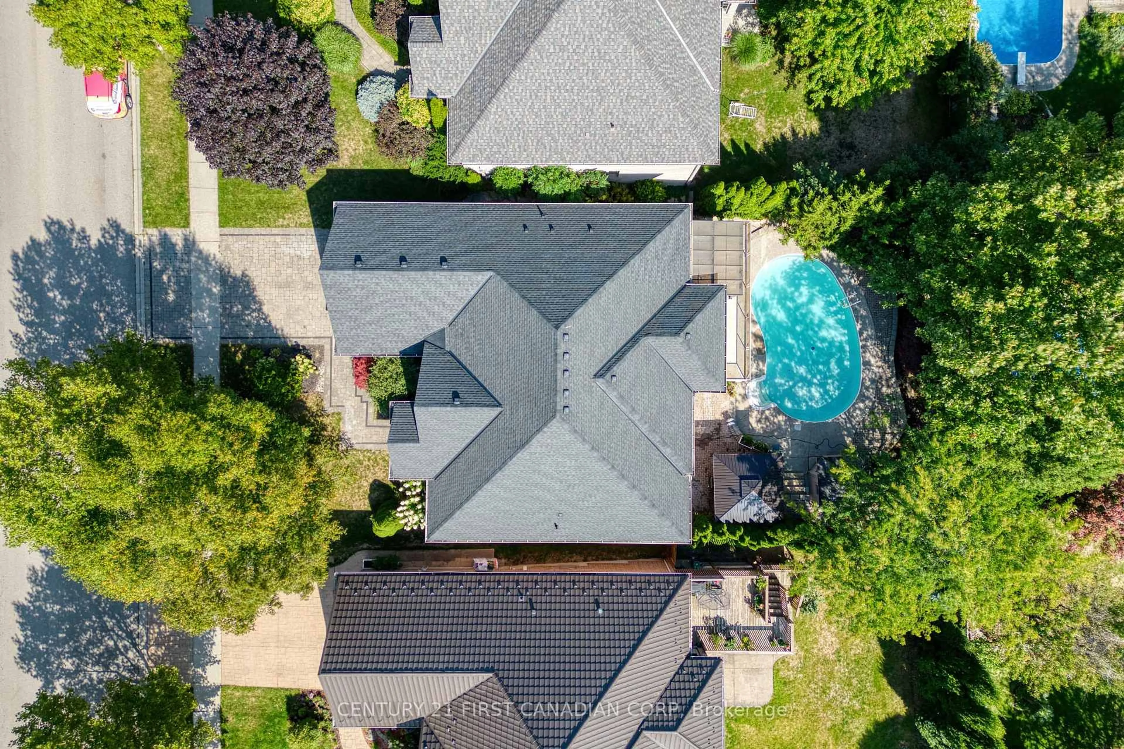 A pic from outside/outdoor area/front of a property/back of a property/a pic from drone, street for 129 Chambers Ave, London North Ontario N5X 4H5