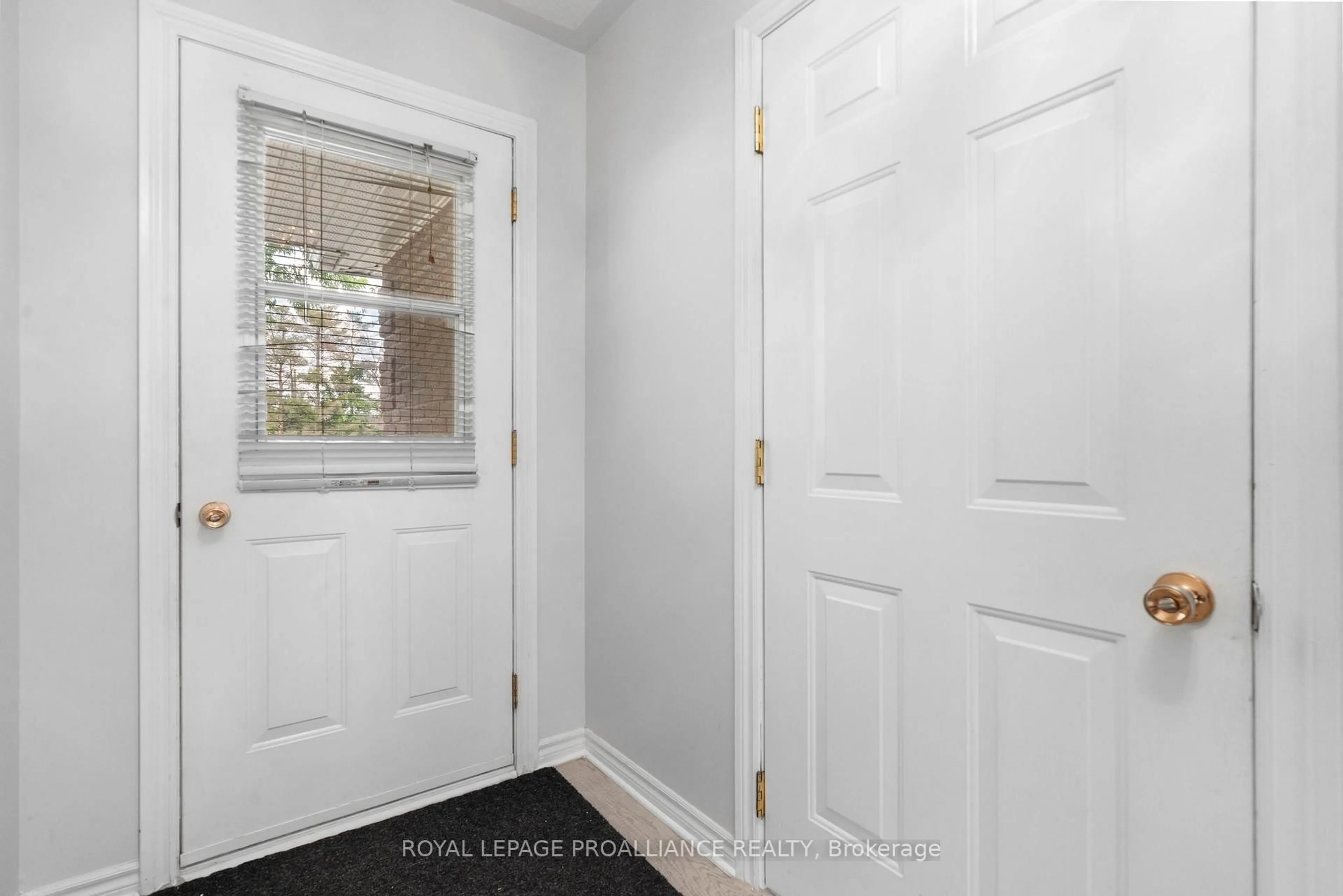 Indoor entryway for 117 St. James St, Stirling Ontario K0K 3E0