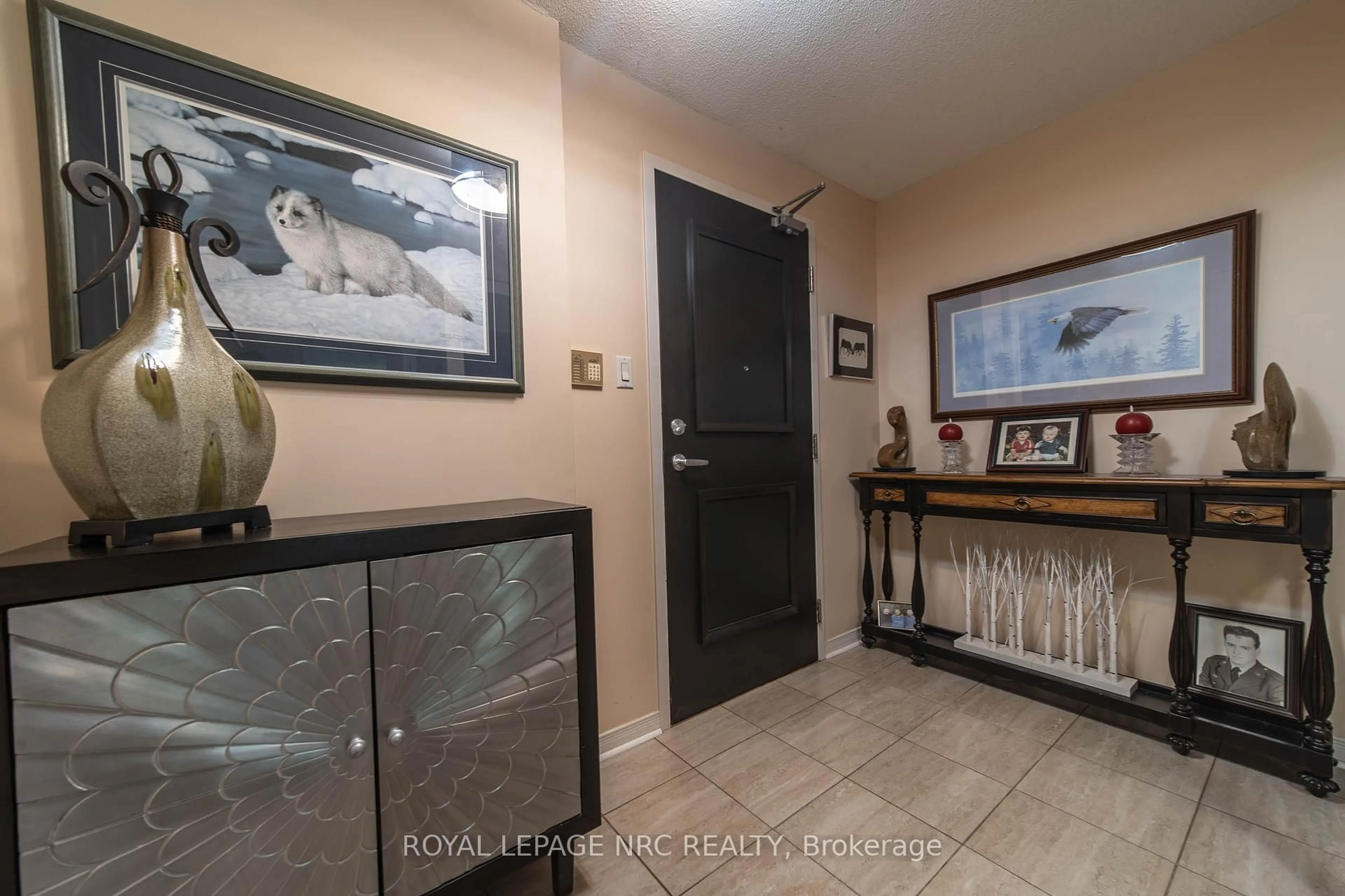 Indoor entryway for 8111 Forest Glen Dr #401, Niagara Falls Ontario L2H 2Y7