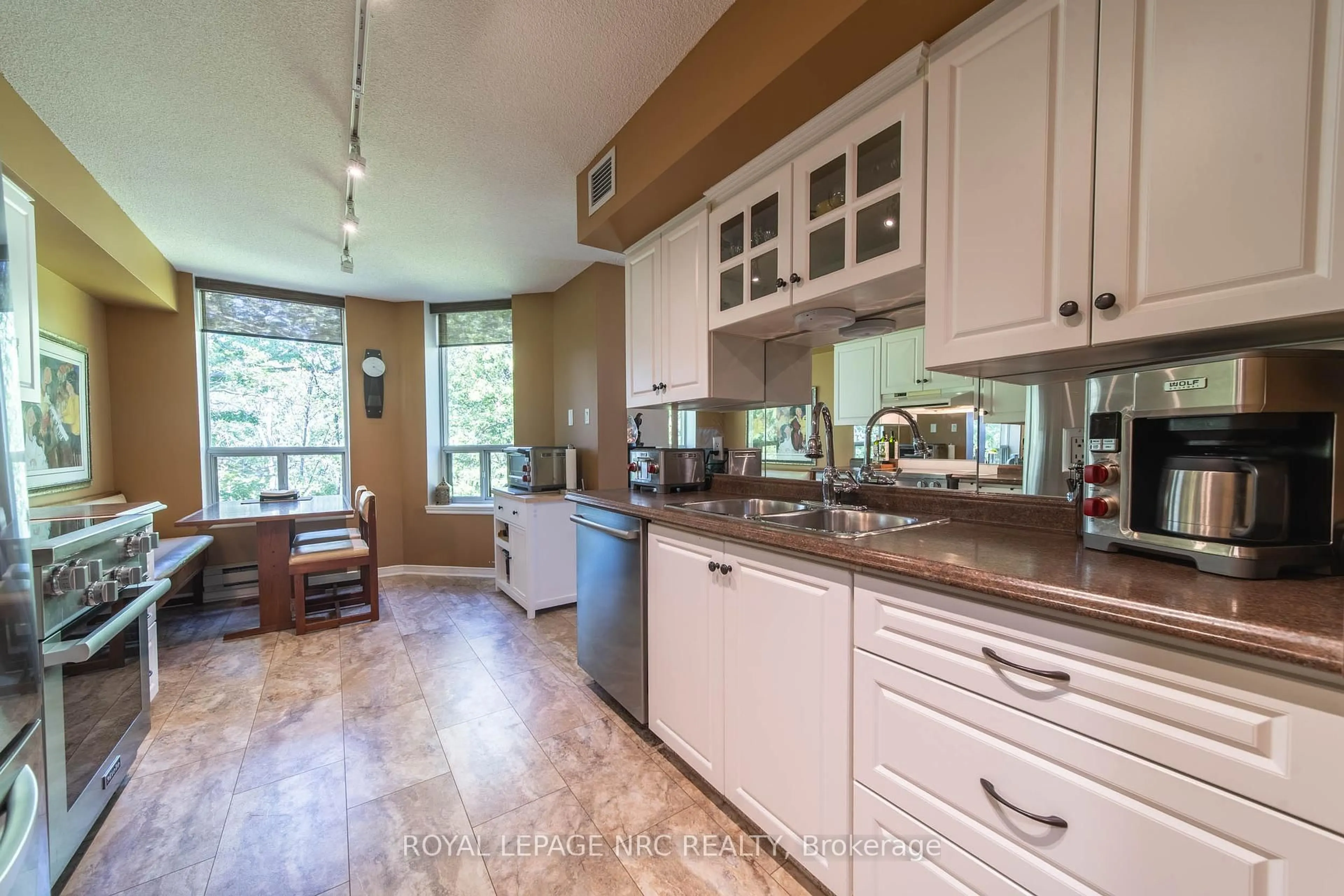 Open concept kitchen, unknown for 8111 Forest Glen Dr #401, Niagara Falls Ontario L2H 2Y7