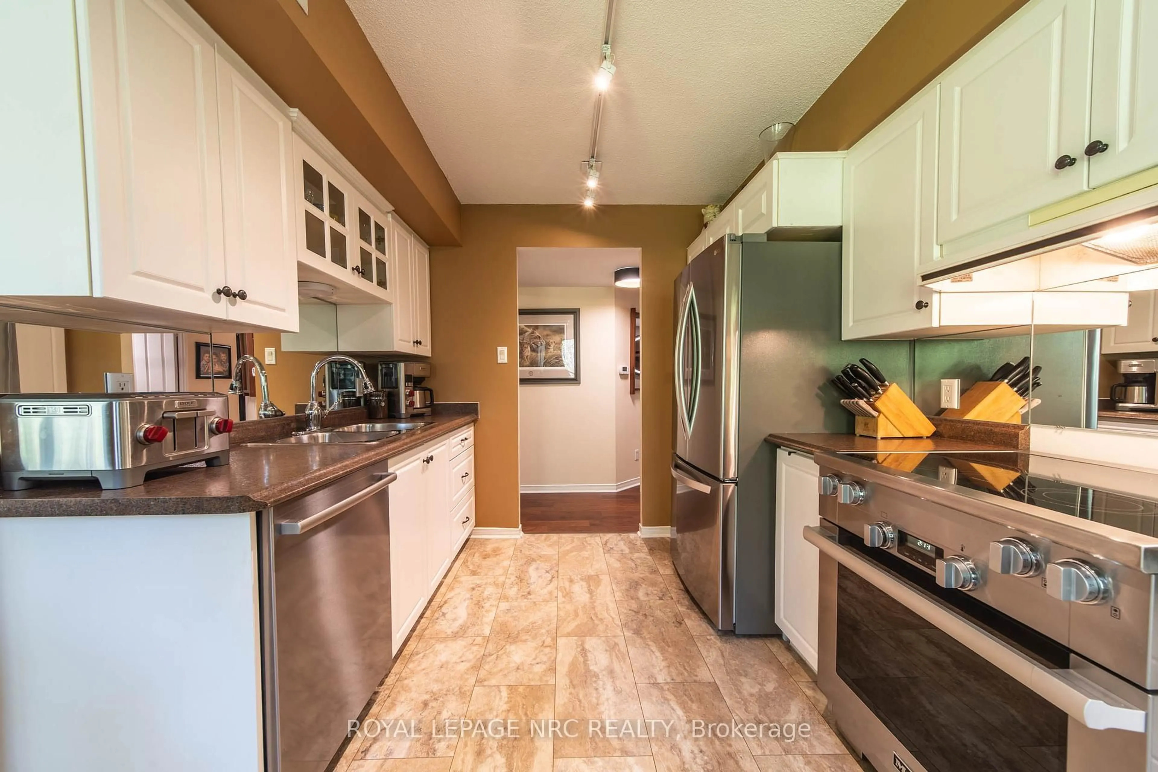 Open concept kitchen, ceramic/tile floor for 8111 Forest Glen Dr #401, Niagara Falls Ontario L2H 2Y7