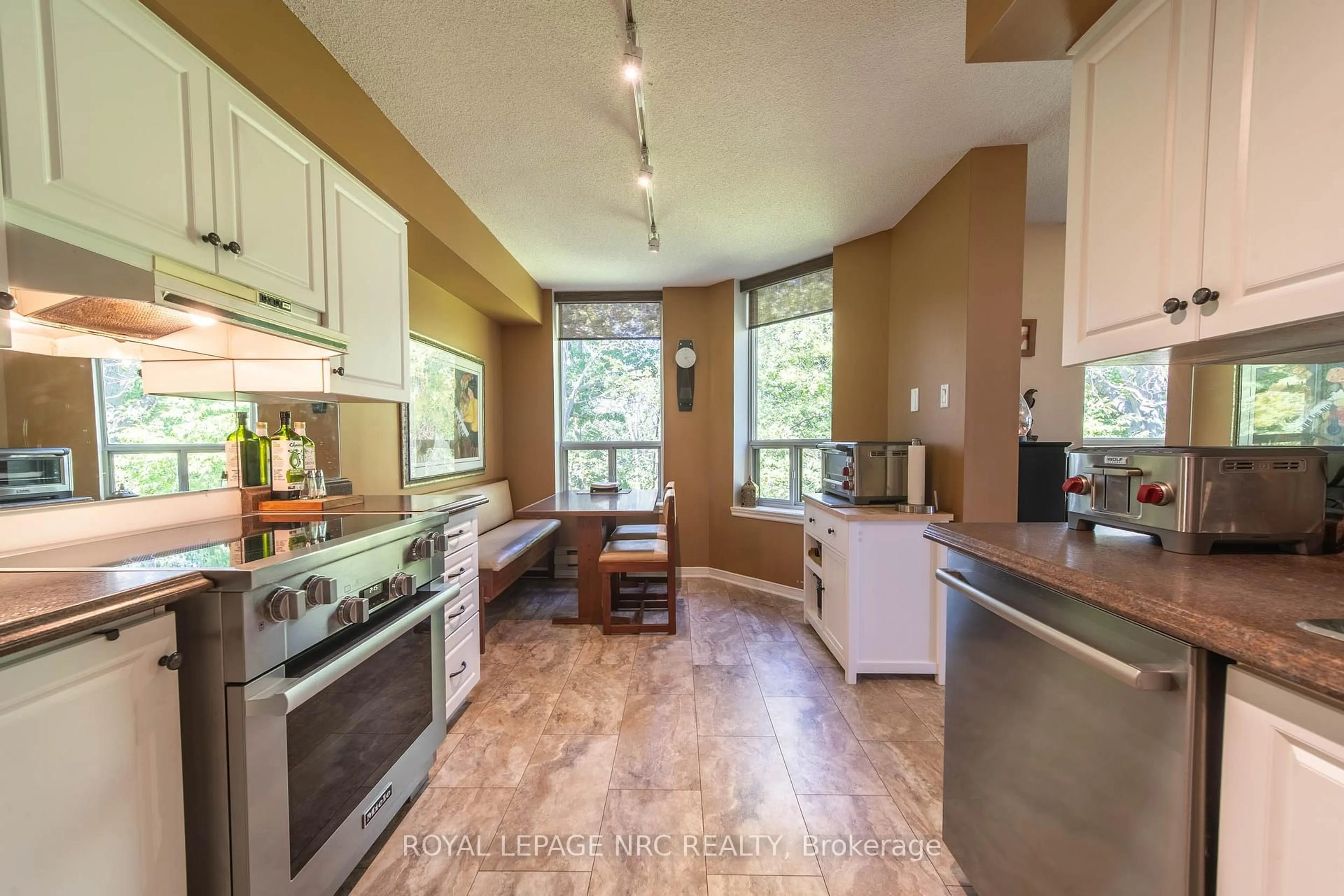 Open concept kitchen, ceramic/tile floor for 8111 Forest Glen Dr #401, Niagara Falls Ontario L2H 2Y7