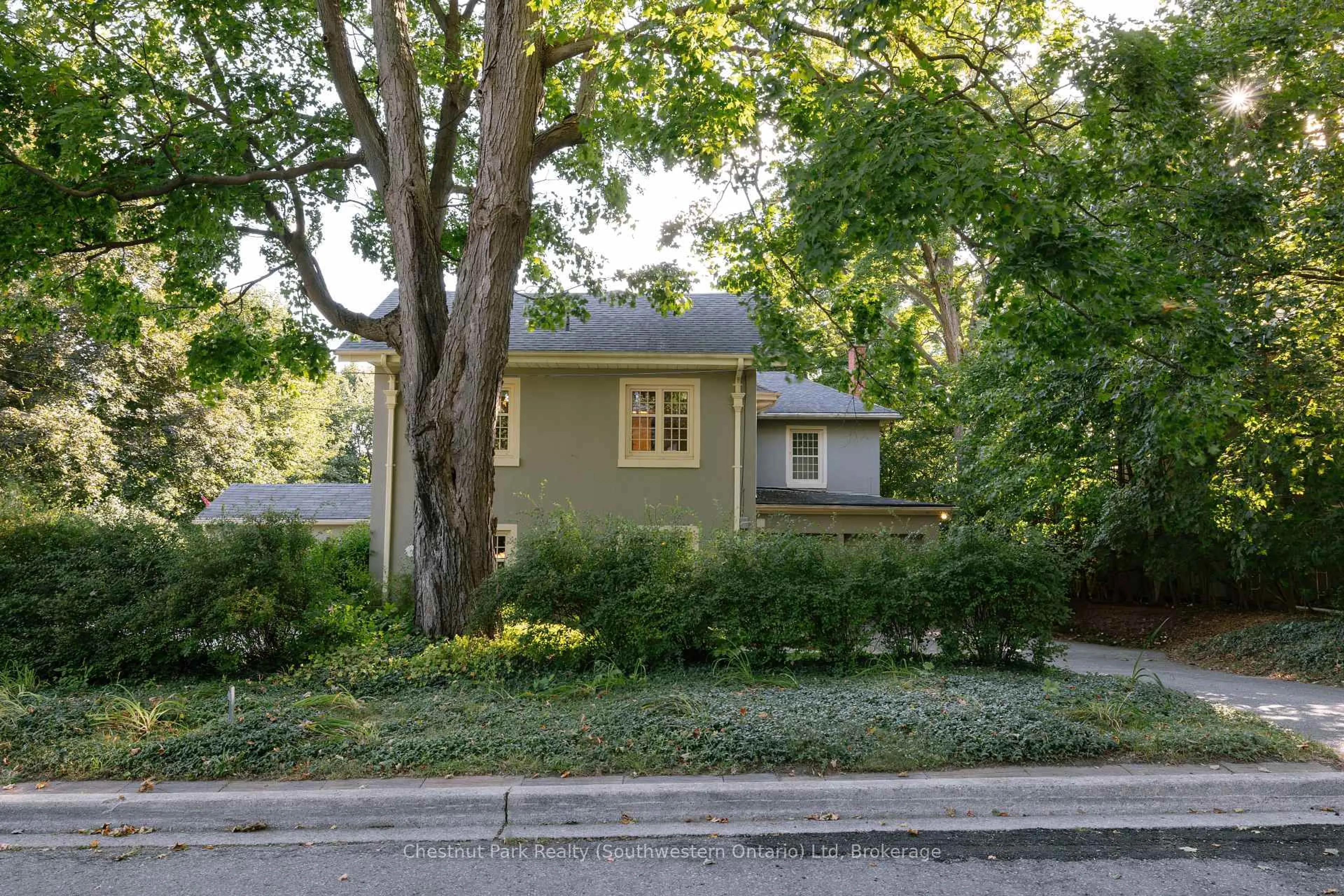 Unknown for 76 Queen St, Guelph Ontario N1E 4R8
