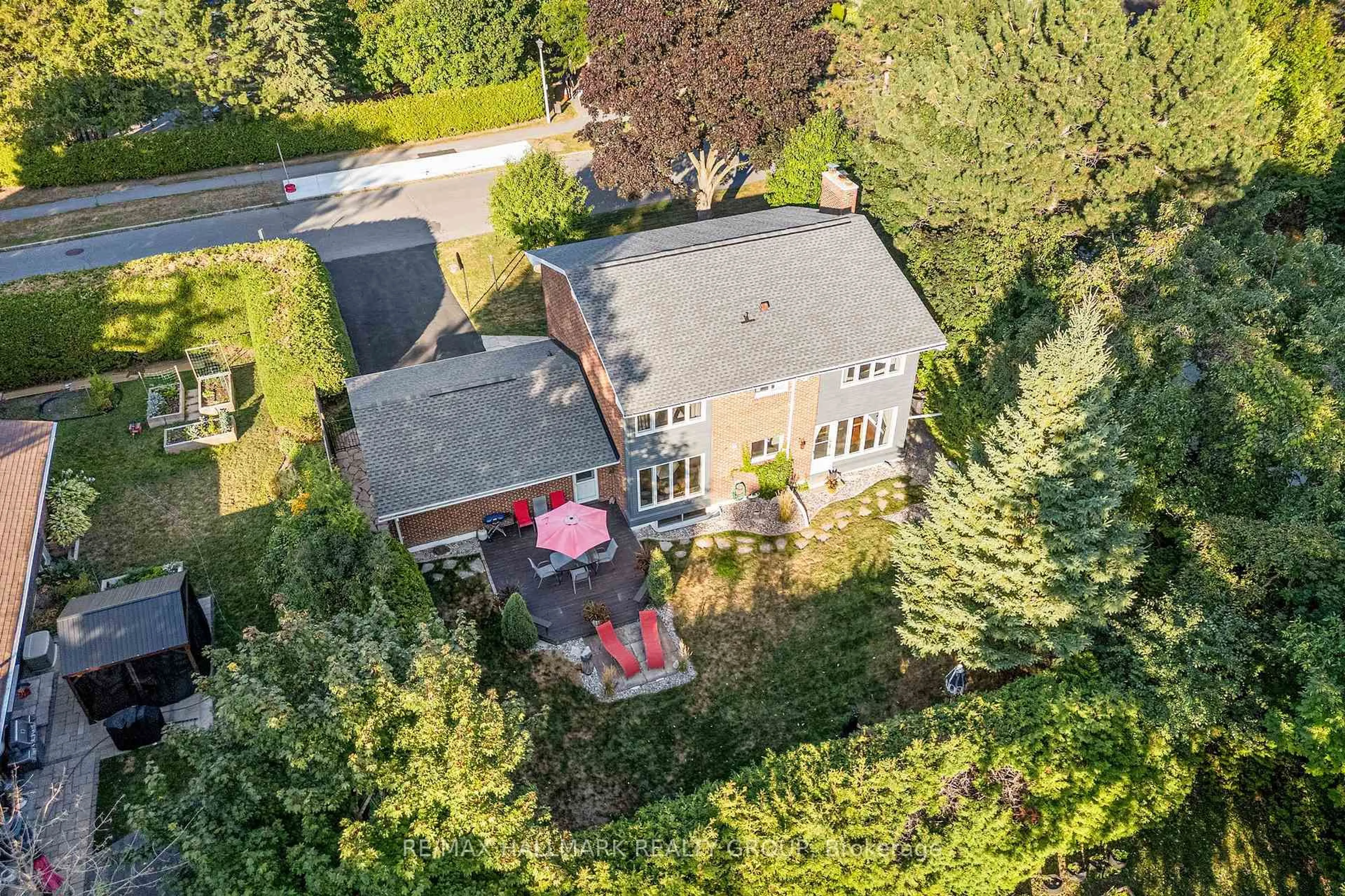 A pic from outside/outdoor area/front of a property/back of a property/a pic from drone, street for 87 Leacock Dr, Kanata Ontario K2K 1S5