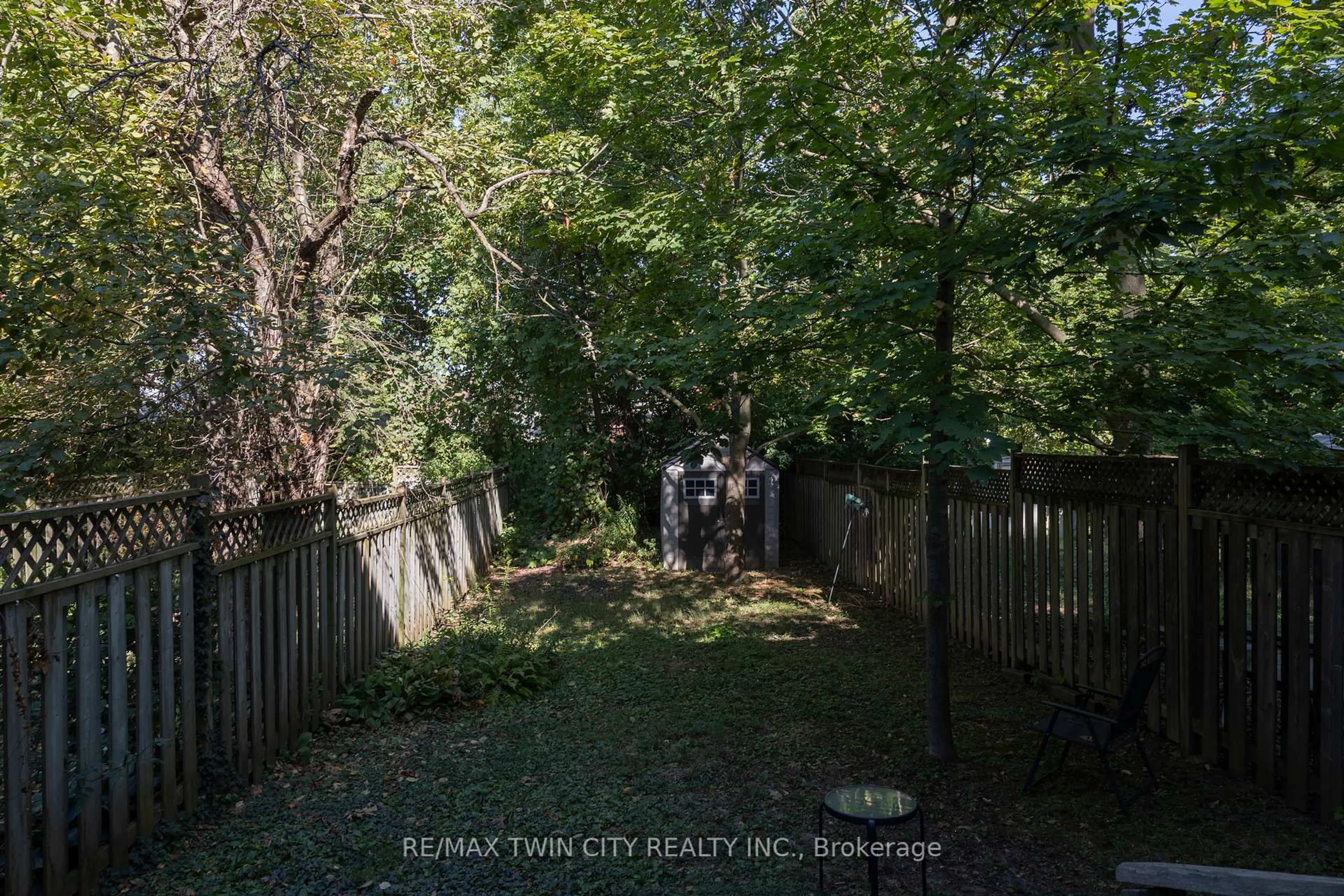 A pic from outside/outdoor area/front of a property/back of a property/a pic from drone, forest/trees view for 47 WALNUT St, Brantford Ontario N3T 1H1