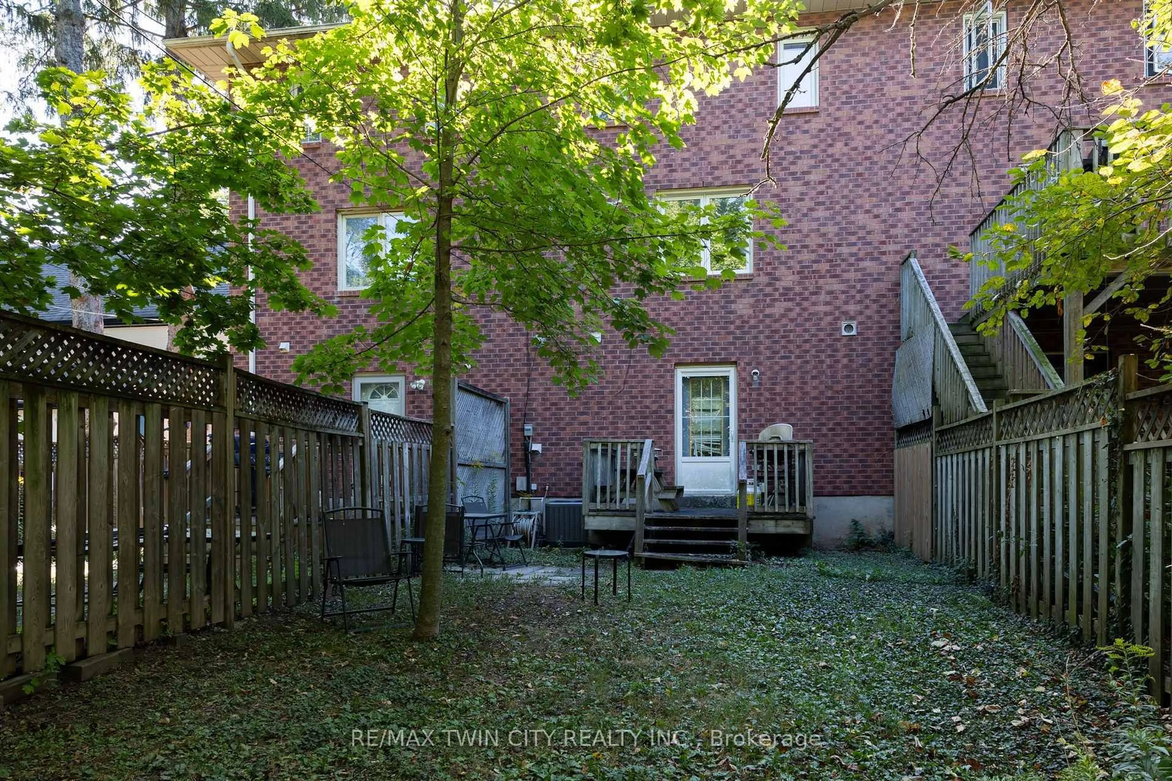 Patio, street for 47 WALNUT St, Brantford Ontario N3T 1H1