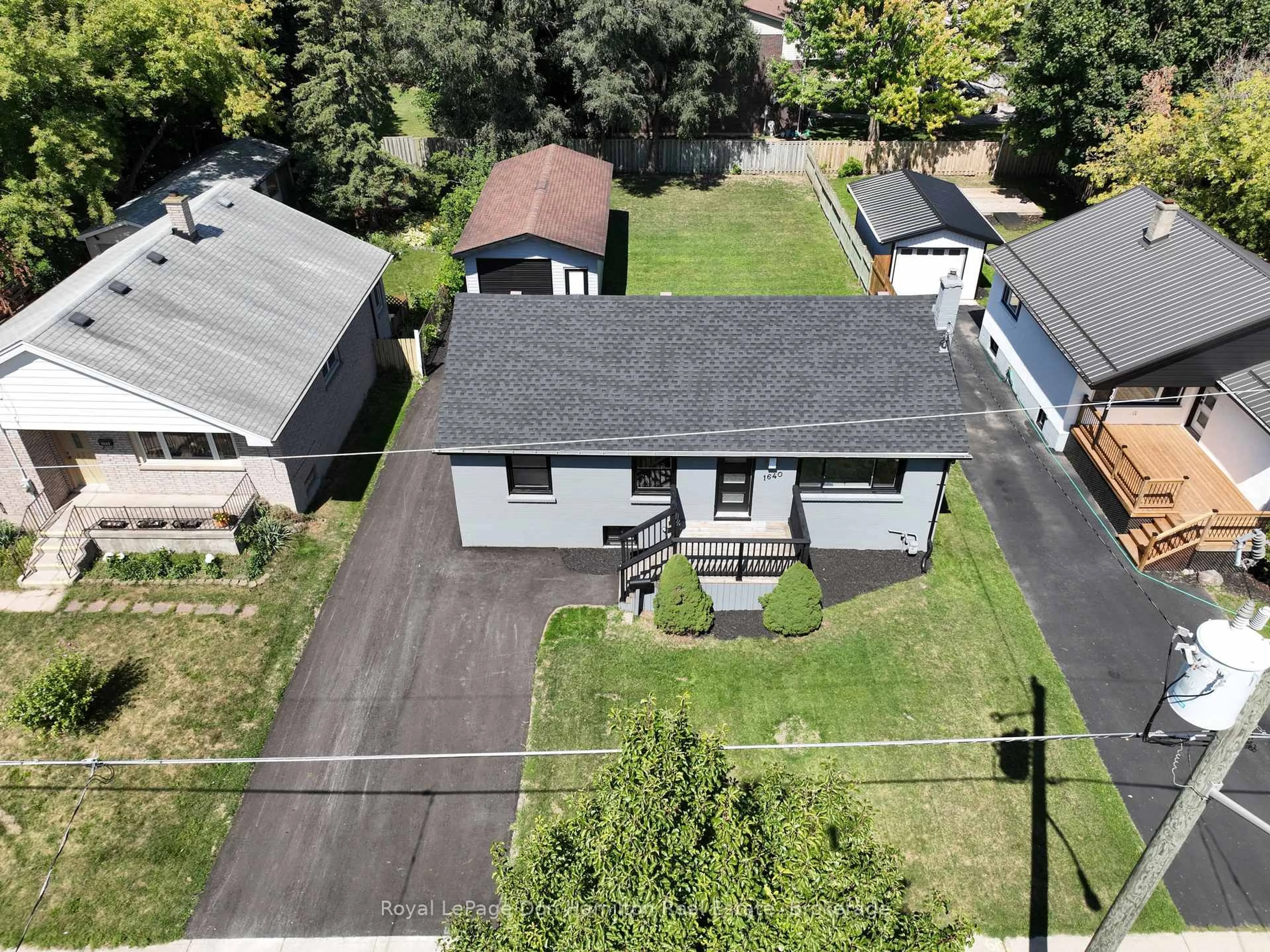 A pic from outside/outdoor area/front of a property/back of a property/a pic from drone, street for 1640 Mardell St, London East Ontario N5V 1X4