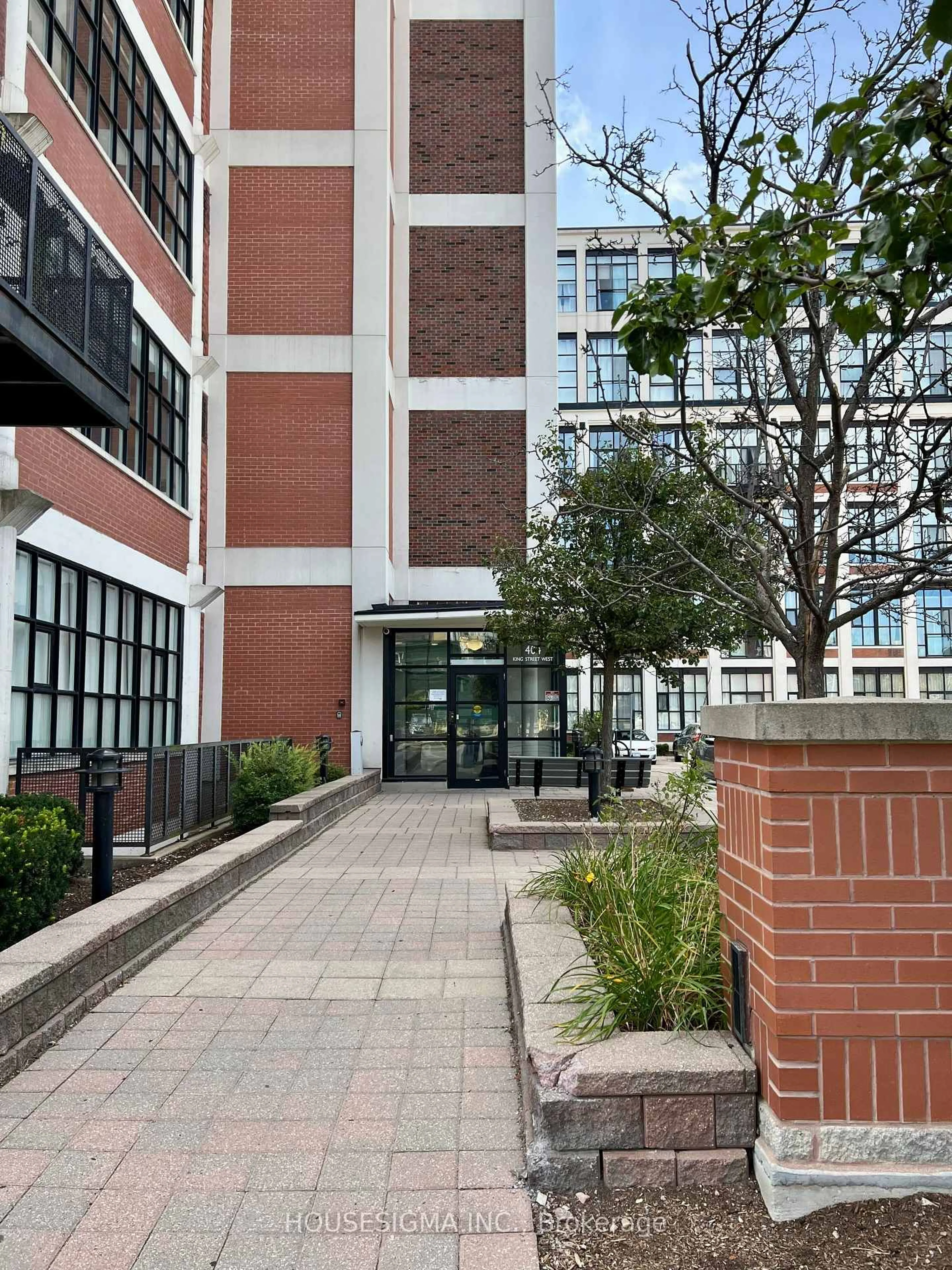 Indoor foyer for 404 King St #109, Kitchener Ontario N2G 4Z9