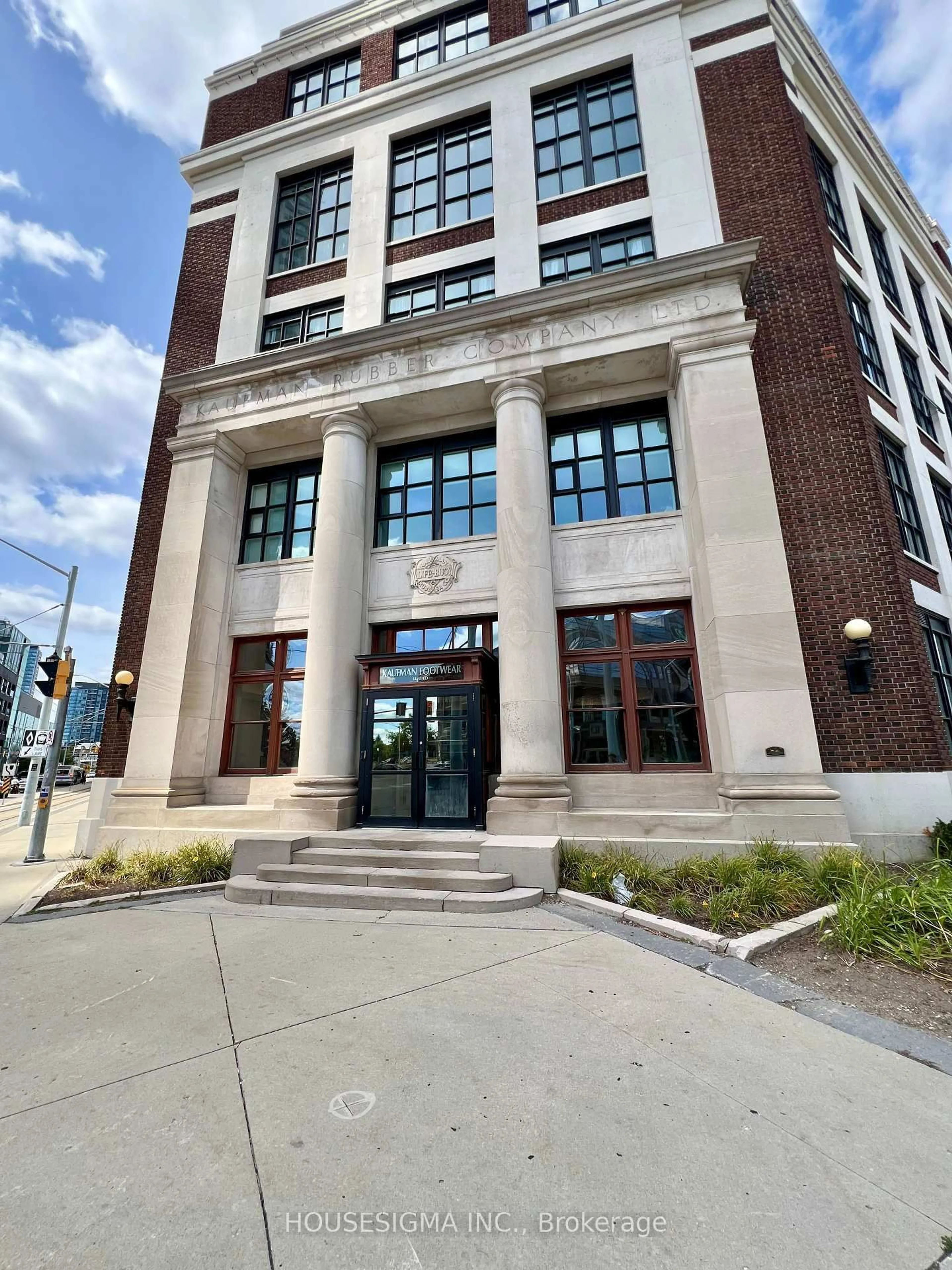 Indoor foyer for 404 King St #109, Kitchener Ontario N2G 4Z9
