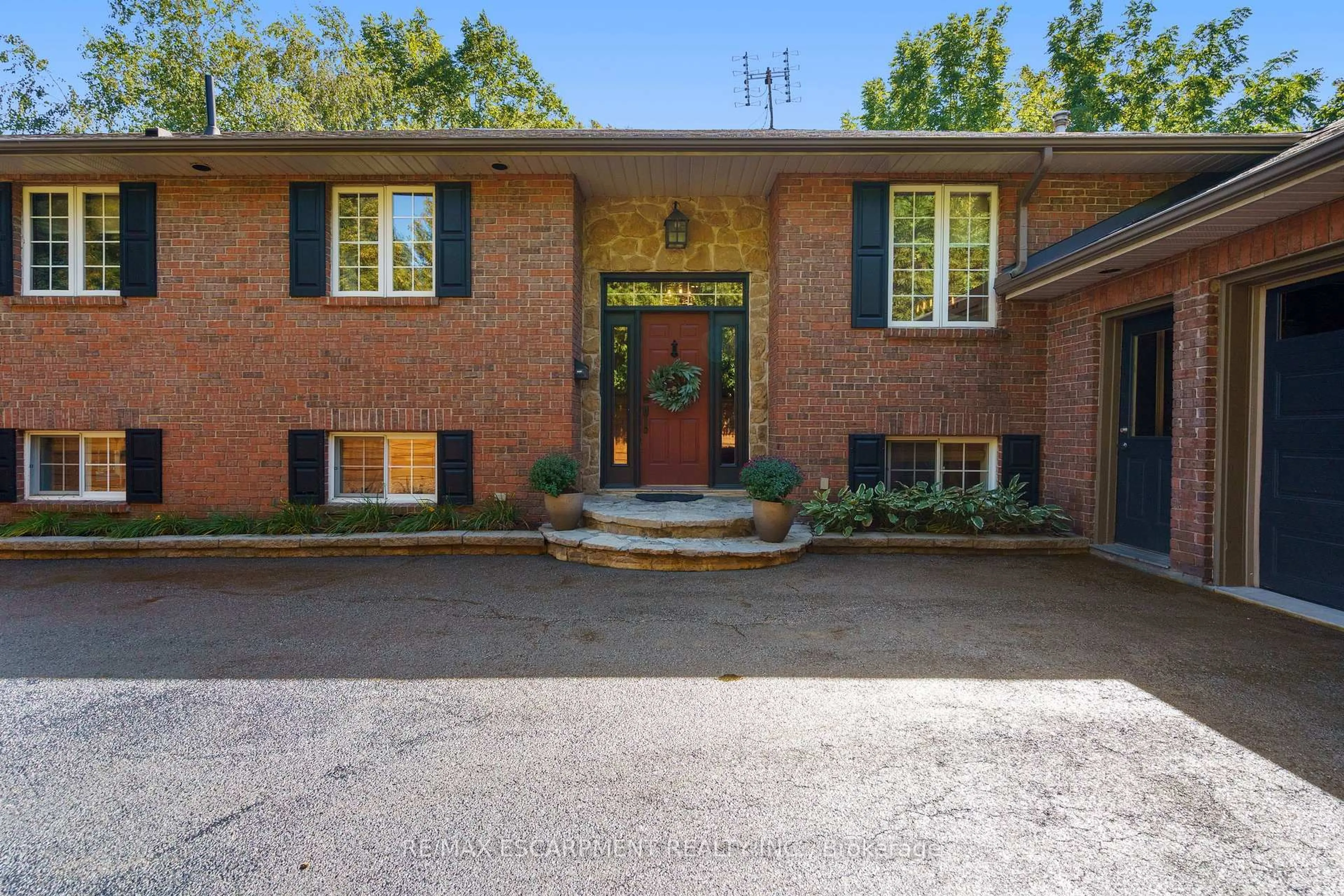 Home with brick exterior material, street for 304 Central Ave, Grimsby Ontario L3M 5J1