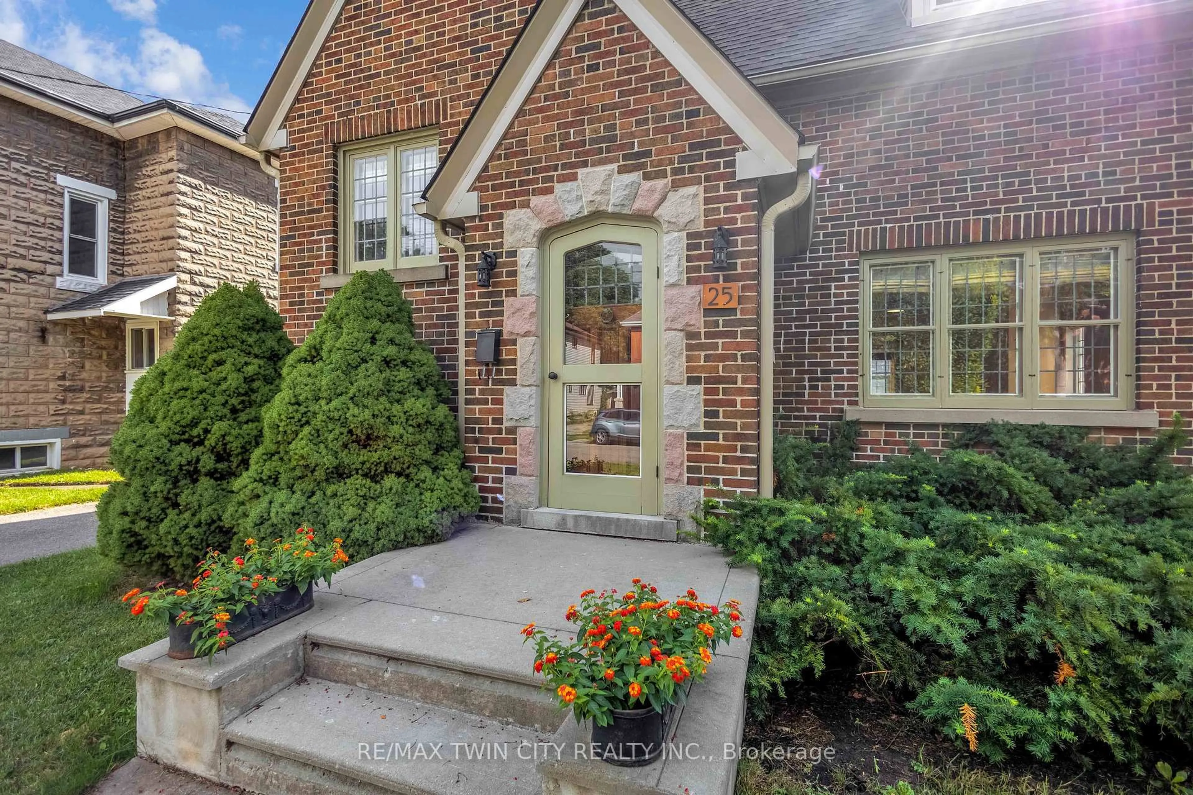 Home with brick exterior material, street for 25 Broadway St, Brant Ontario N3L 2R3