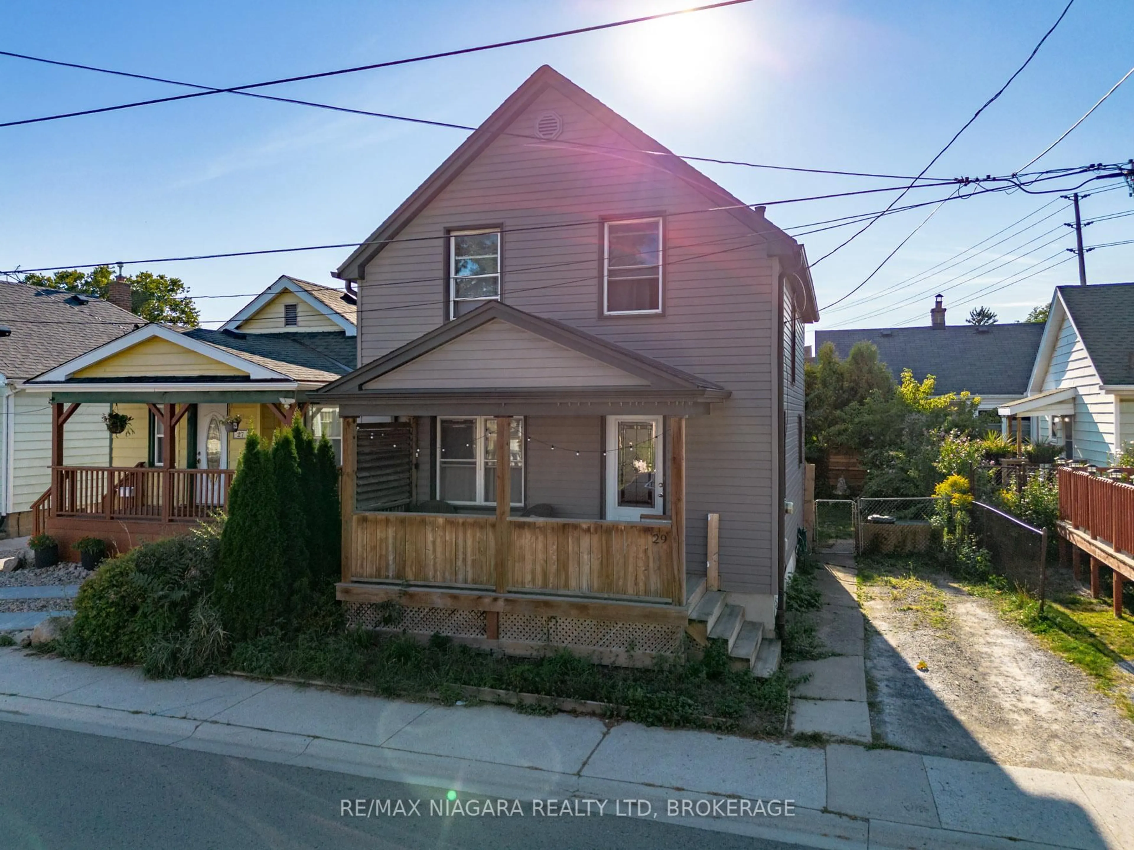 A pic from outside/outdoor area/front of a property/back of a property/a pic from drone, street for 29 Wilson St, St. Catharines Ontario L2R 5Z9