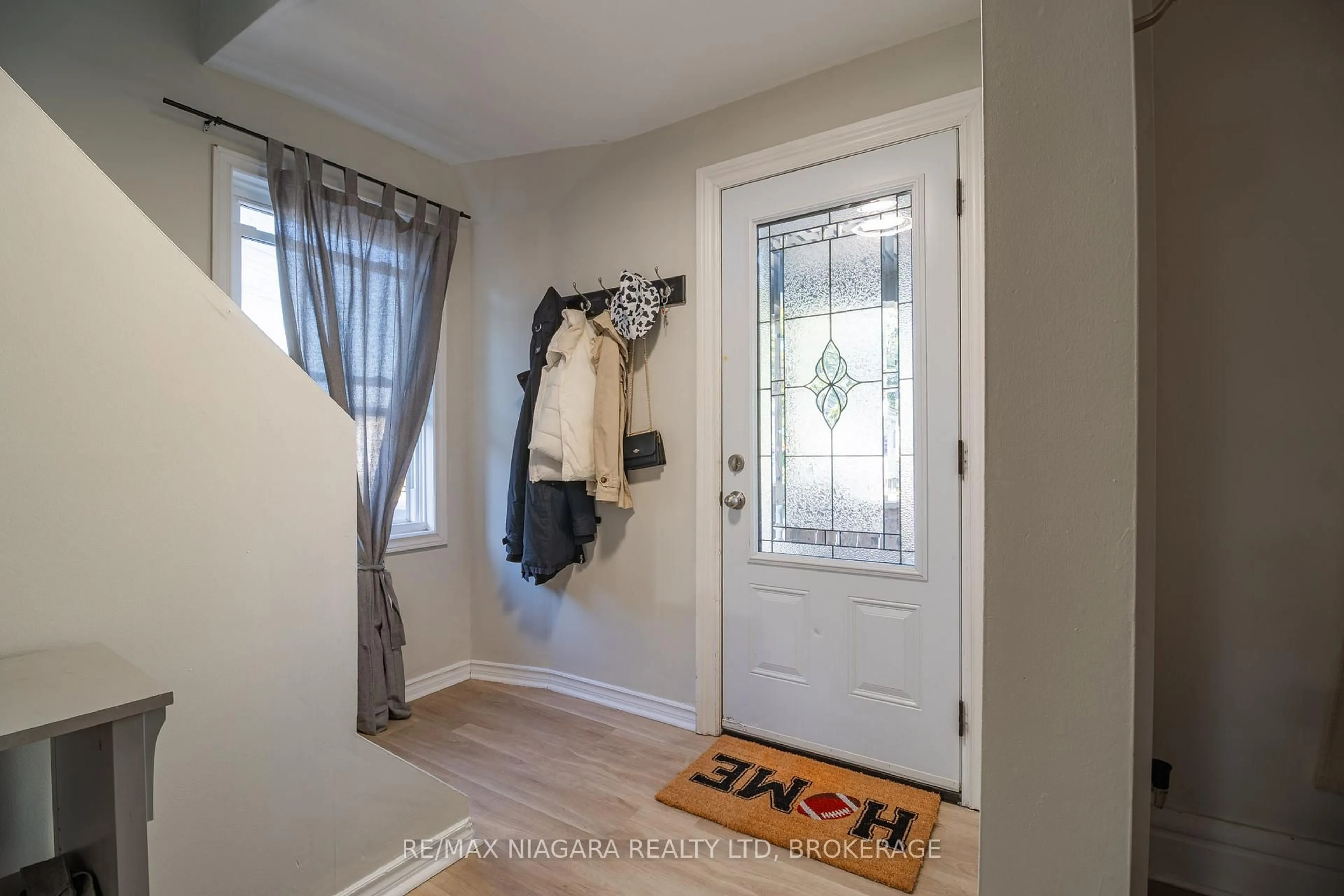 Indoor entryway for 29 Wilson St, St. Catharines Ontario L2R 5Z9